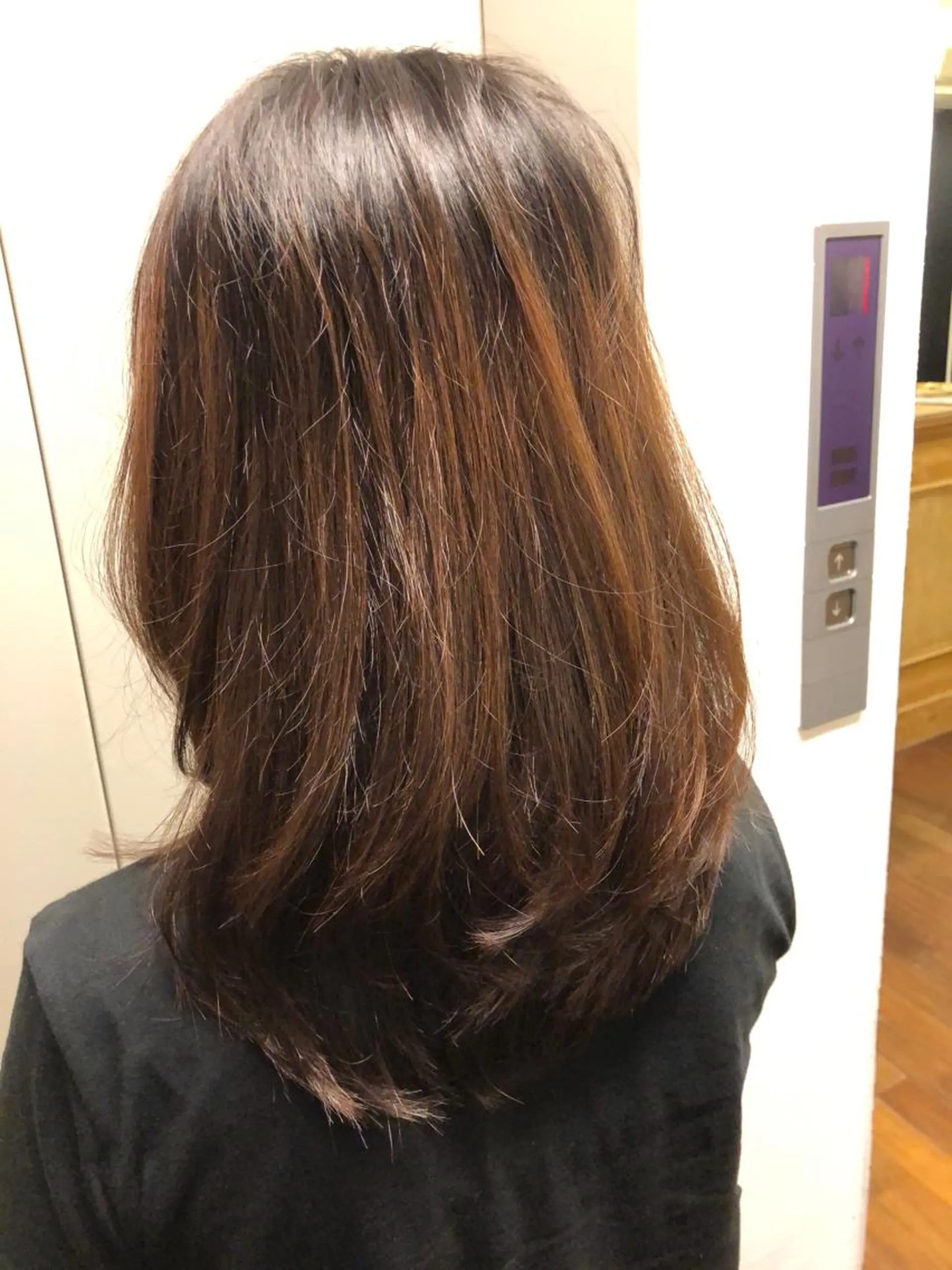 ミディアム レイヤーカット ヘアカラー トリートメント ヘアセット 美髪/髪質改善 顔周り/透明感カラーのヘアスタイル
