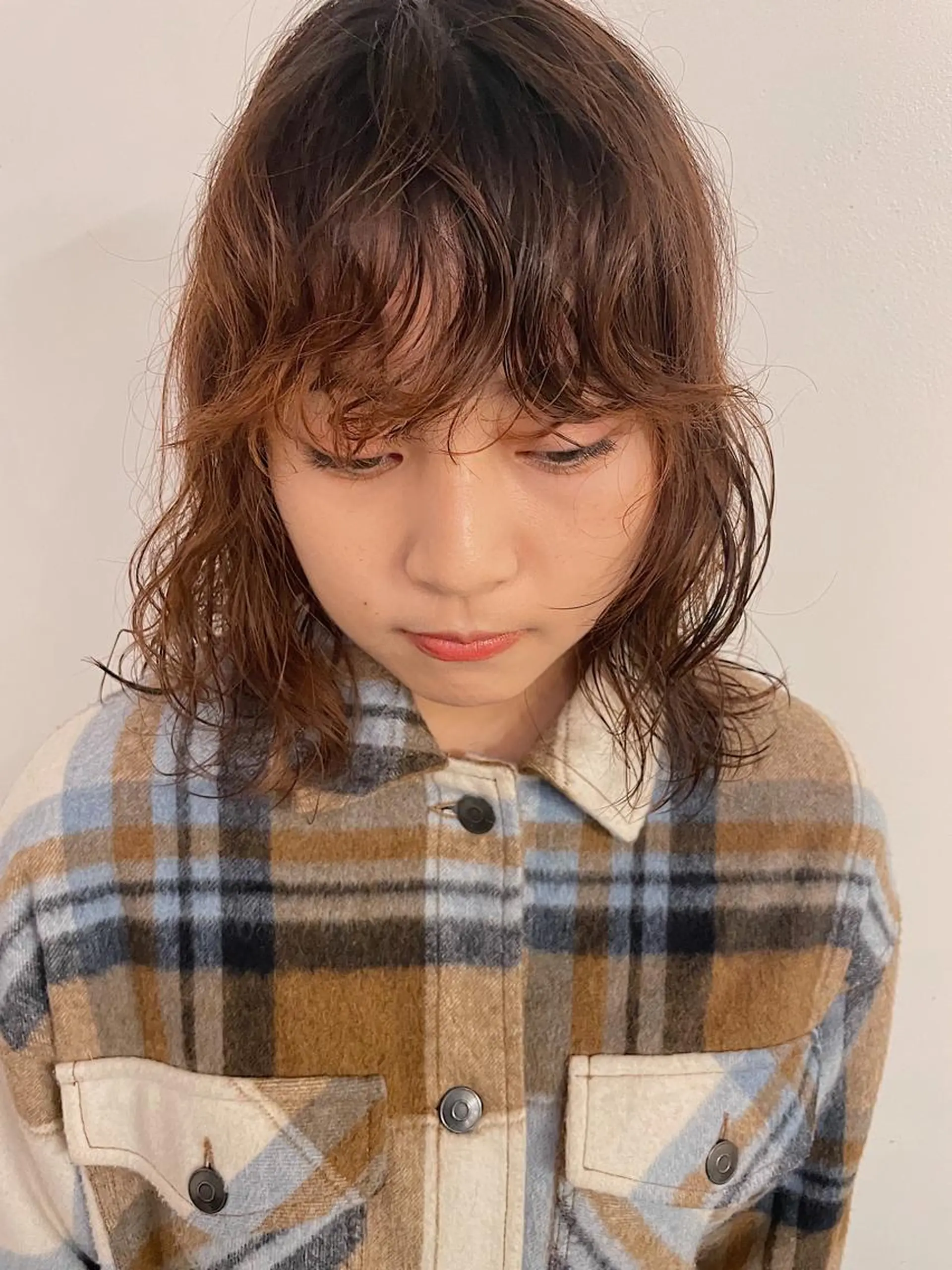 ミディアム パーマ ミディアムレイヤー ミディアムパーマ 外国人風カラー レイヤーカット h a k u 大倉 卓人のヘアスタイル