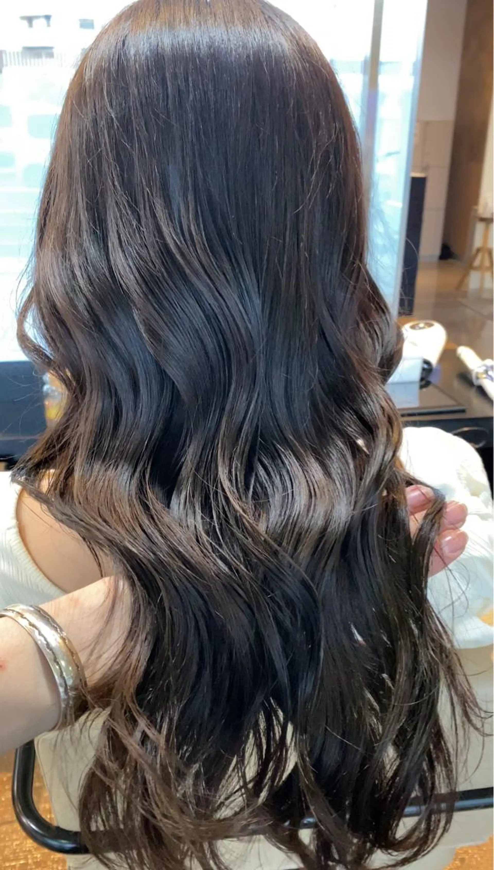 ロング カラー グレージュ オリーブグレージュ オリーブグレー カット ヘアカラー トリートメント STYLE所属・山本 勝巳のヘアスタイル