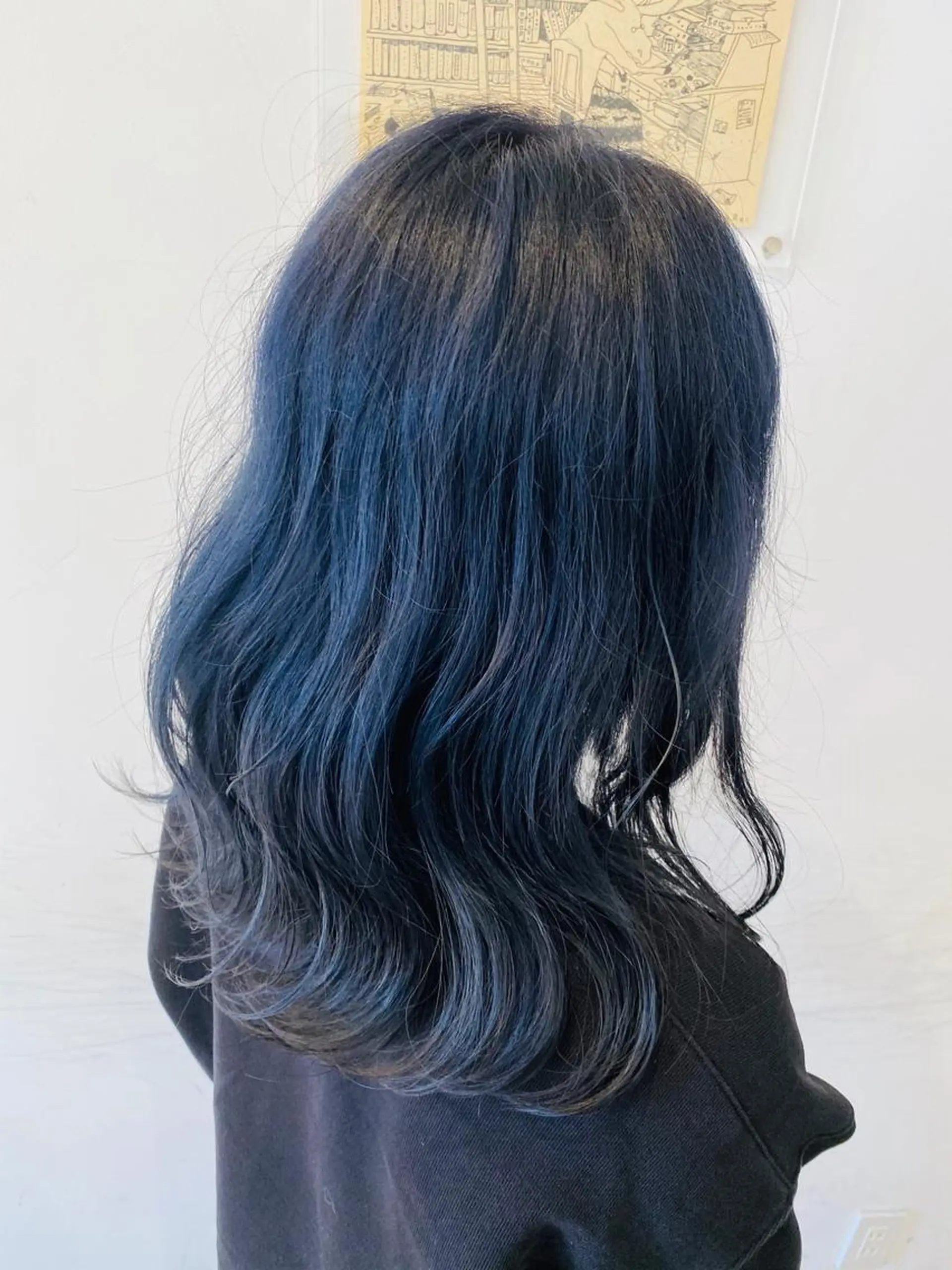 ミディアム カラー 黒髪 ブリーチ ブルーカラー ブルーブラック カット ヘアカラー トリートメント わかばやし ゆうこのヘアスタイル