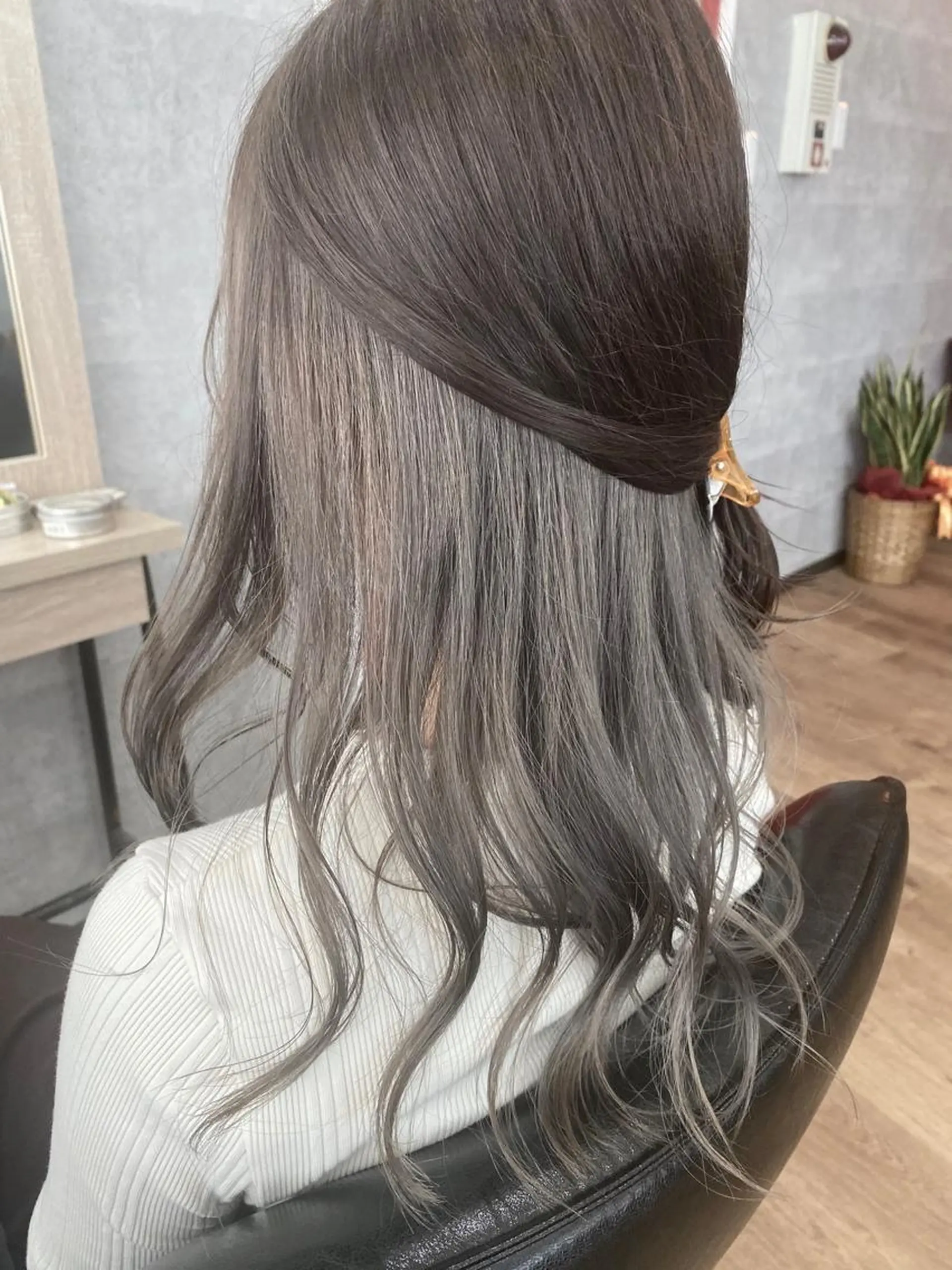 セミロング _White所属・ＳＨＩ ＺＵのヘアスタイル