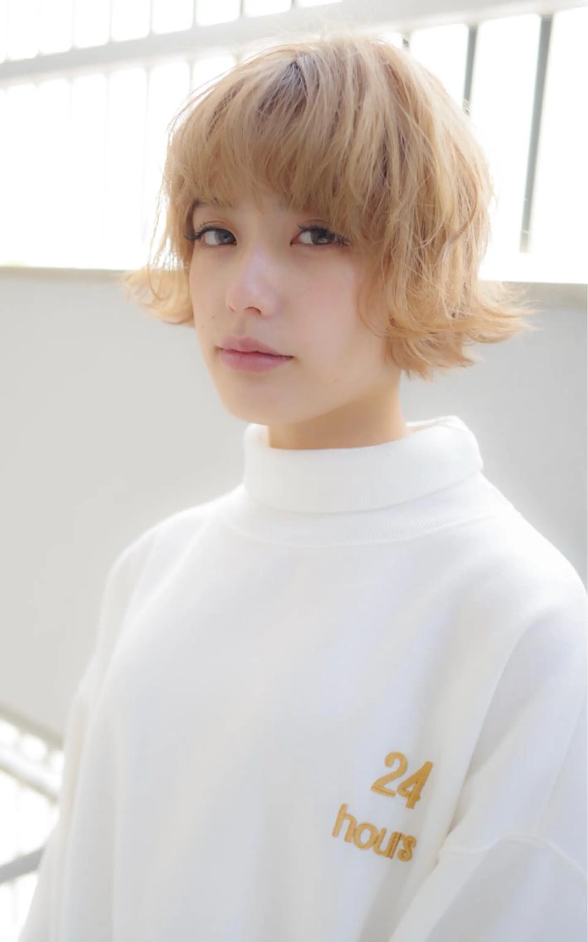 ショート ハイトーン/レイヤー /ケアブリーチ石川治のヘアスタイル