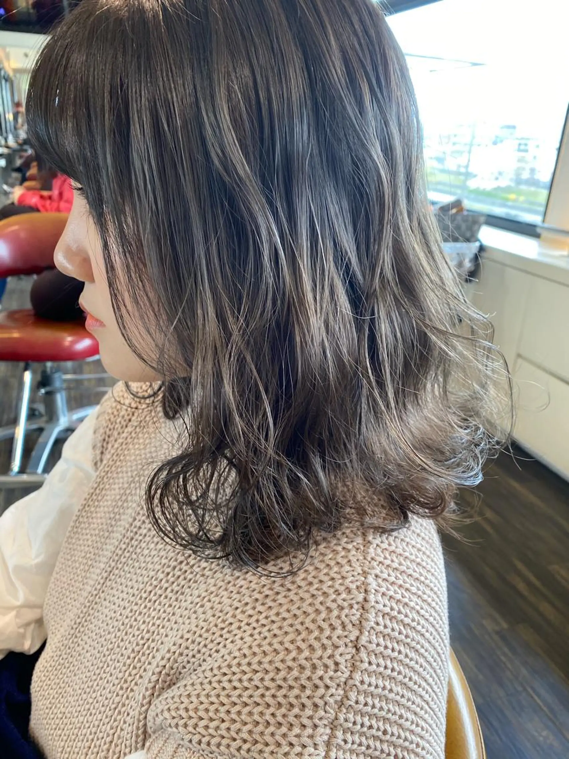 ミディアム カラー グレージュ 西本 夏美のヘアスタイル
