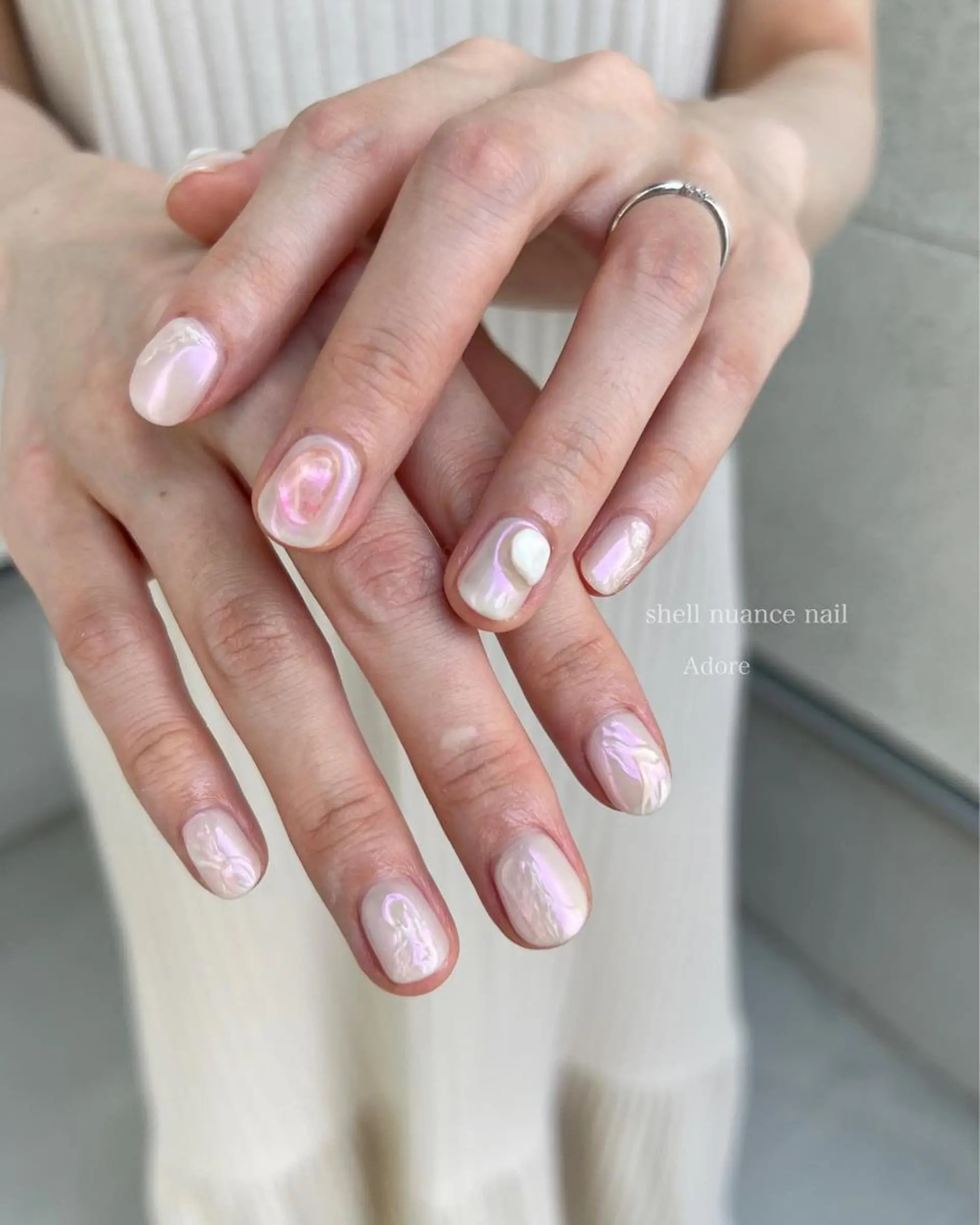ネイル オーロラネイル ミラーネイル ニュアンスネイル 夏ネイル ホワイト ハンドネイル Nail Adore.のネイルデザイン
