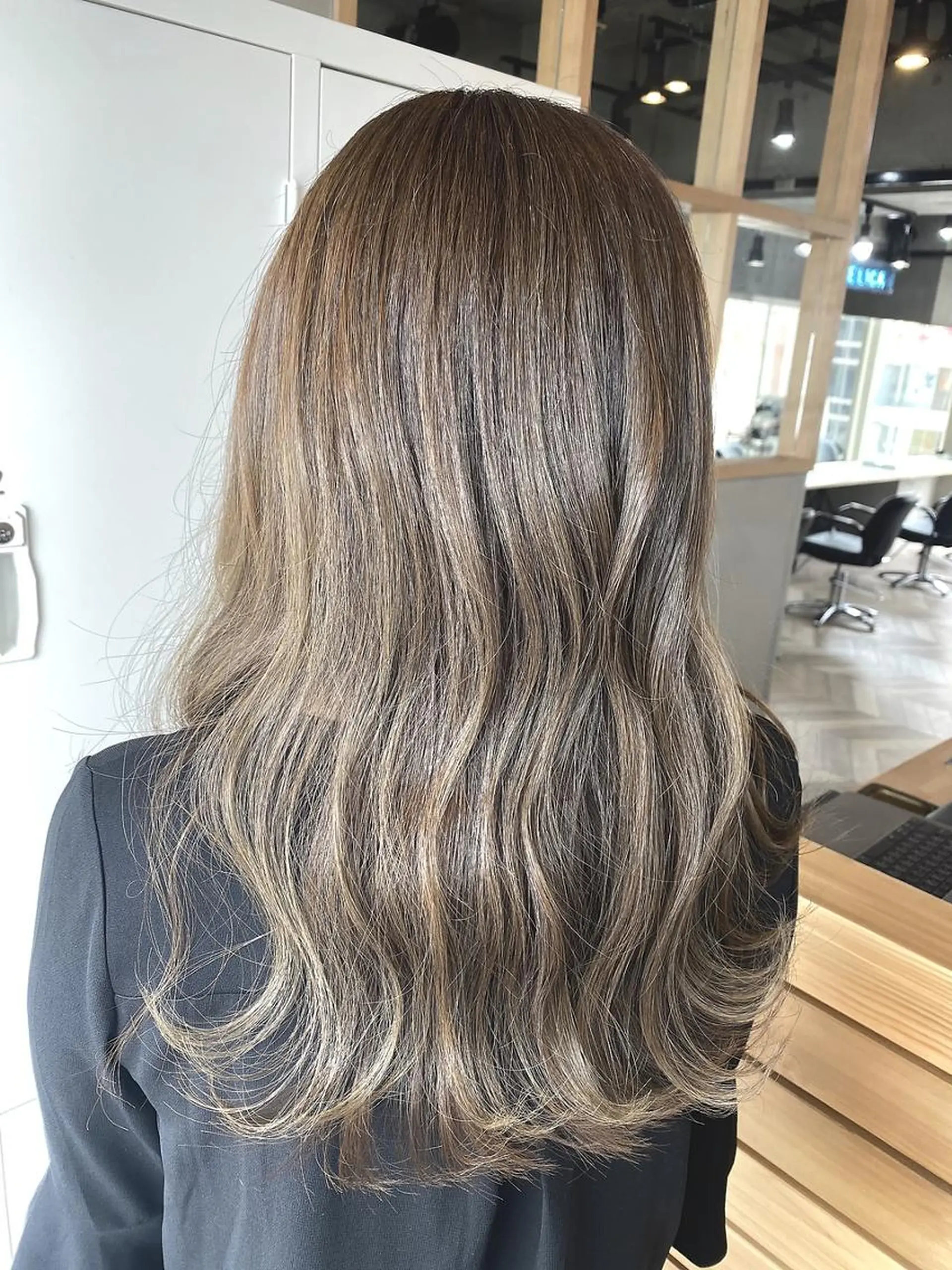 ロング カラー ベージュカラー フォギーベージュ ANGELICA 難波店のヘアスタイル