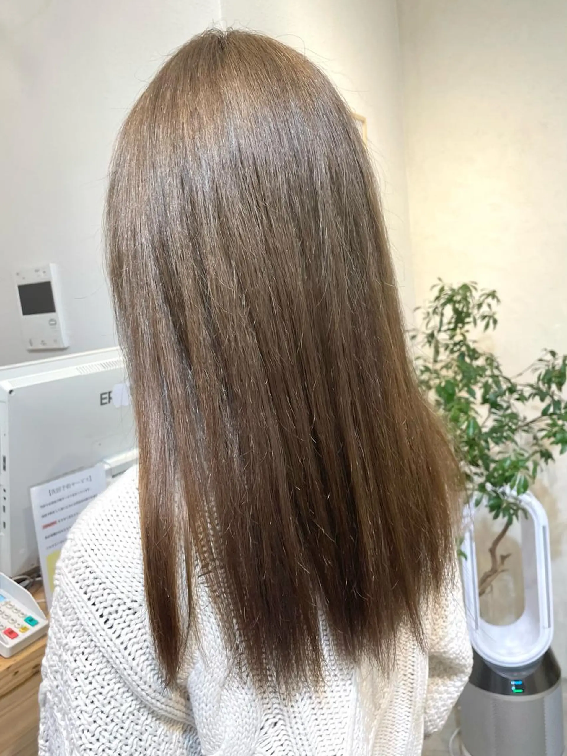 ロング カラー グレージュ Rin:nel hair所属・Takanishi くすみベージュカラーのヘアスタイル