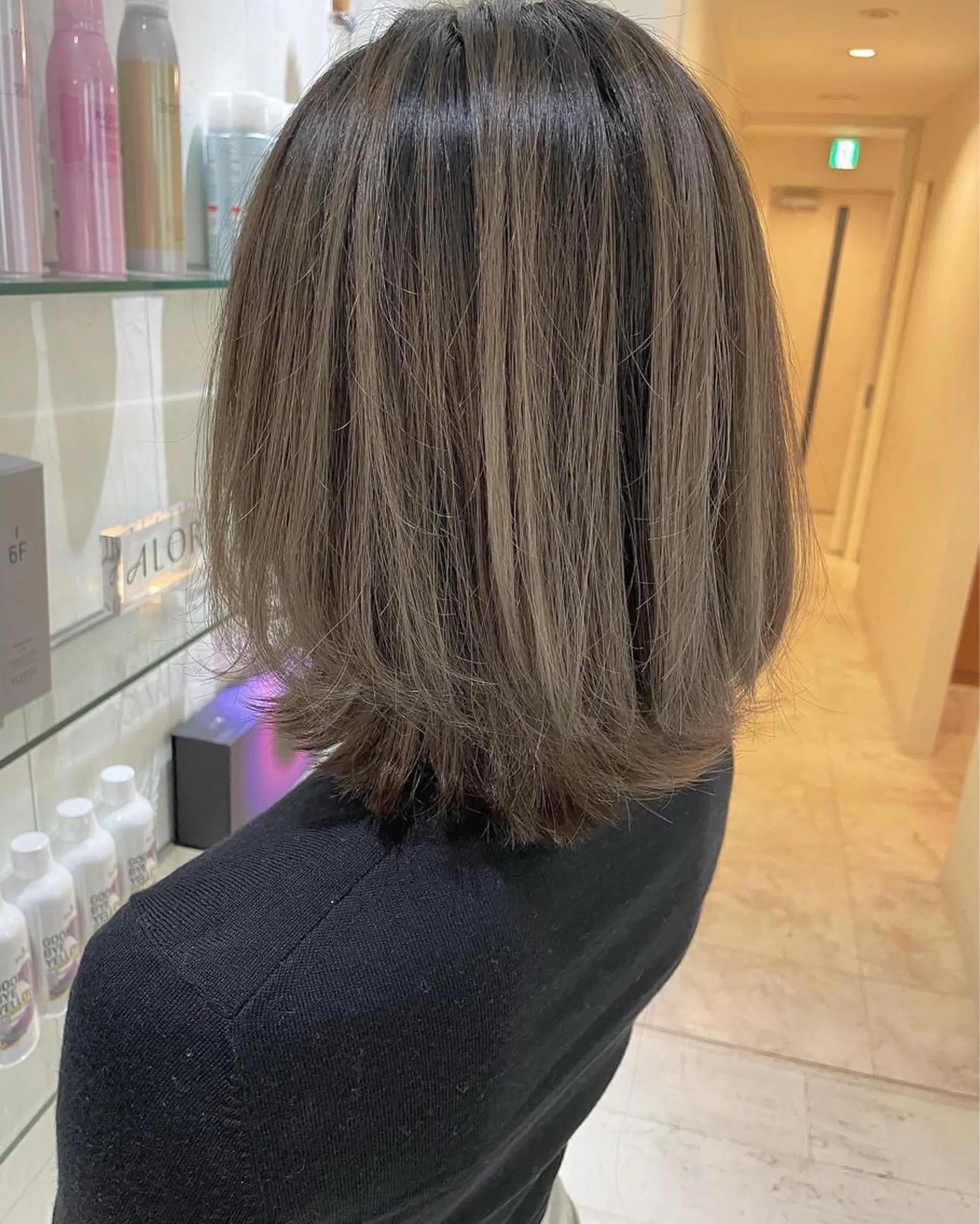 ミディアム カラー アッシュ ベージュカラー 透明感カラー 外国人風カラー レイヤーカット ヘアカラー トリートメント 河合秀明/ハイライト /インナーカラーのヘアスタイル