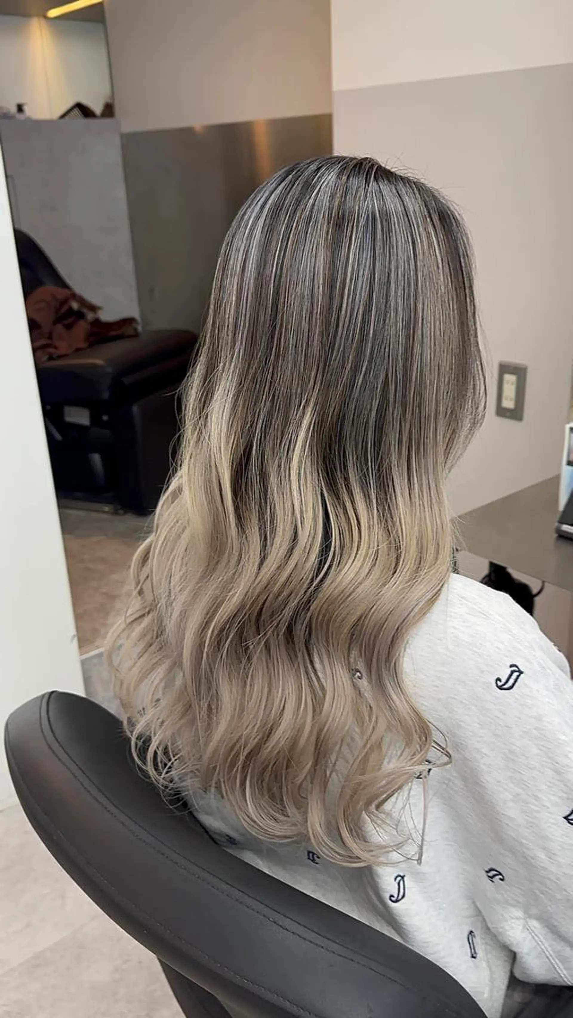 ロング カラー ヘアアレンジ バレイヤージュ ブリーチ レイヤーカット カット ヘアカラー トリートメント ⭐️柏木皇気ブリーチ ムラ修正/他店直しのヘアスタイル