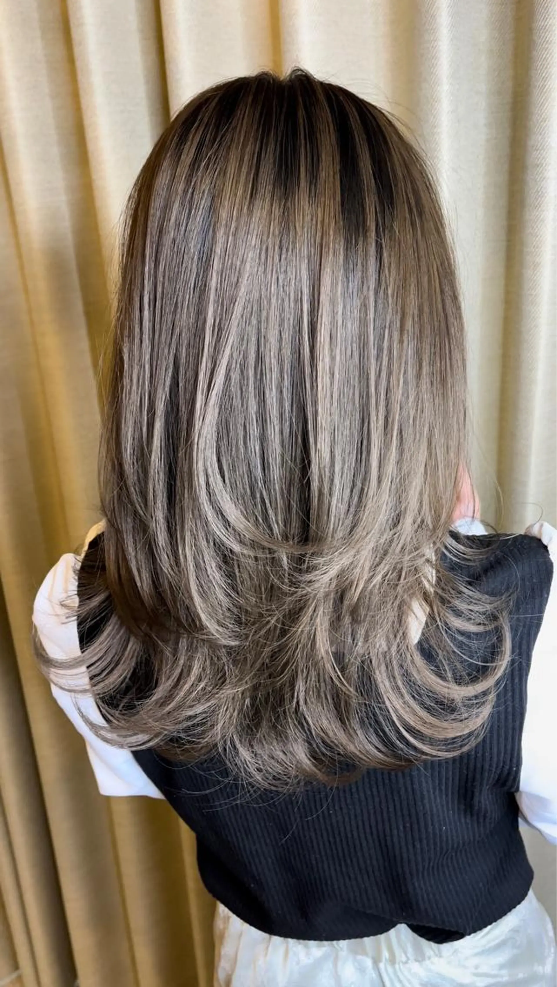 ミディアム くびれヘア くびれレイヤー レイヤーカット カット ヘアカラー 小塚 和眞のヘアスタイル