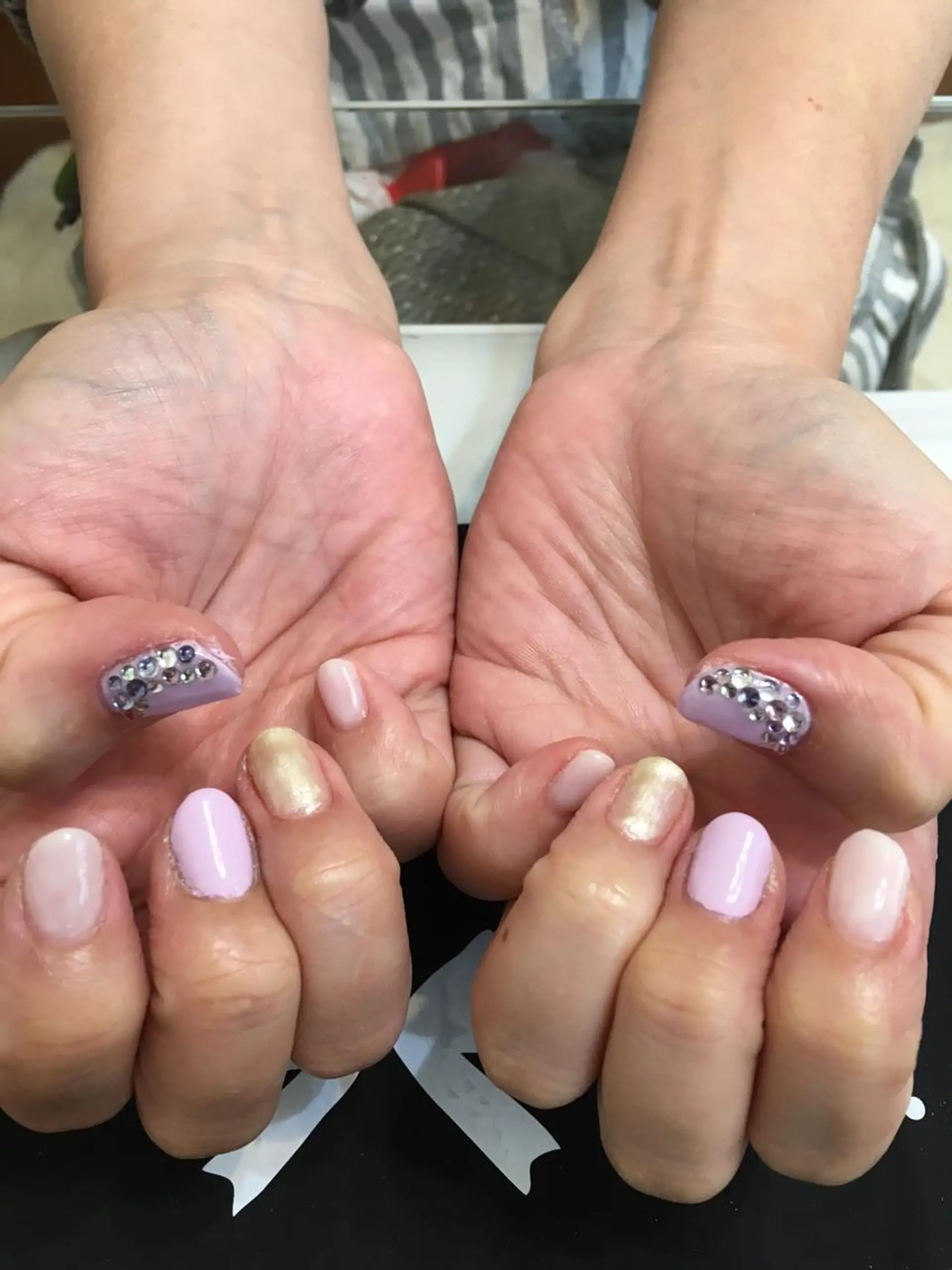 ネイル アートネイル グリーン キラキラネイル ストーンネイル ホワイト 🌈KANÅKO 🌈のネイルデザイン