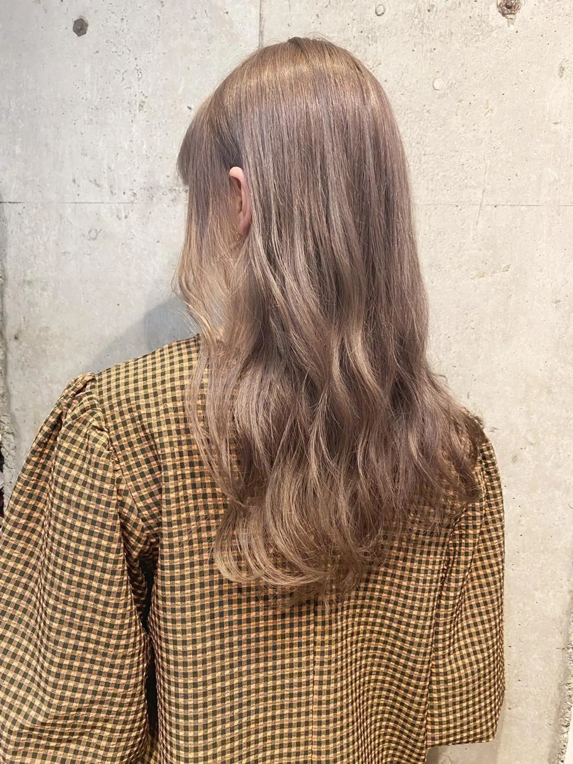 ロング ヘアアレンジ カラー ベージュ/ダブルカラ ー/新潟駅/青柳萌果のヘアスタイル