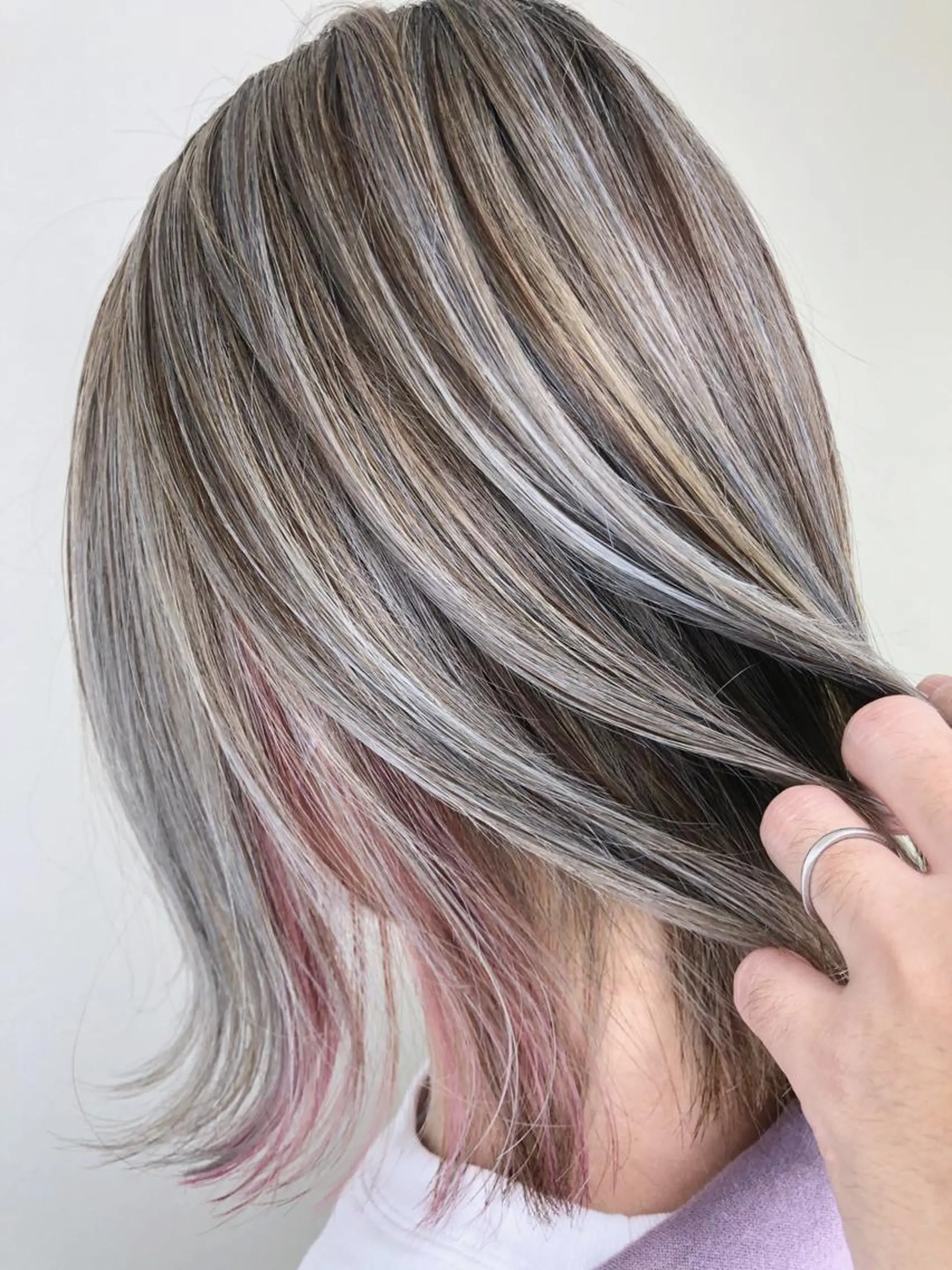 ショート カラー アディクシーカラー バレイヤージュ ベージュカラー ブリーチ ケアブリーチ ito. ブリーチ/髪質改善のヘアスタイル