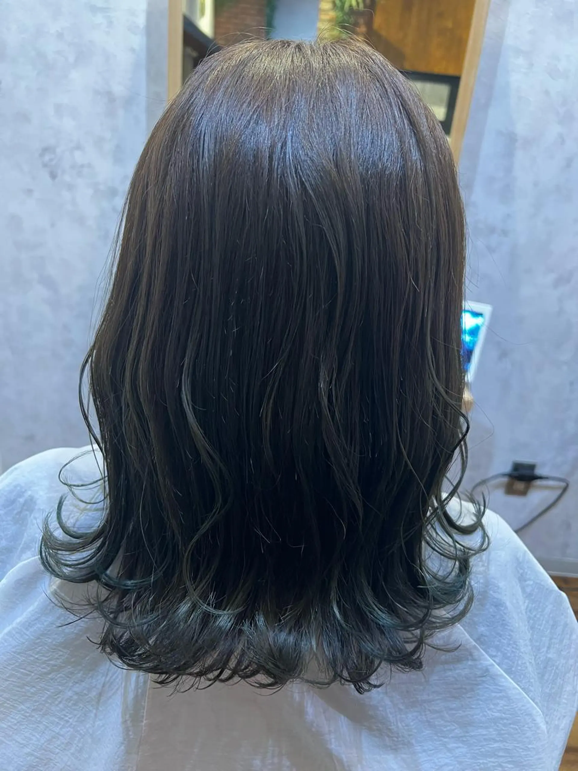 ミディアム カラー マツエク・マツパ アッシュ グラデーションカラー 三條場 彩夏のヘアスタイル