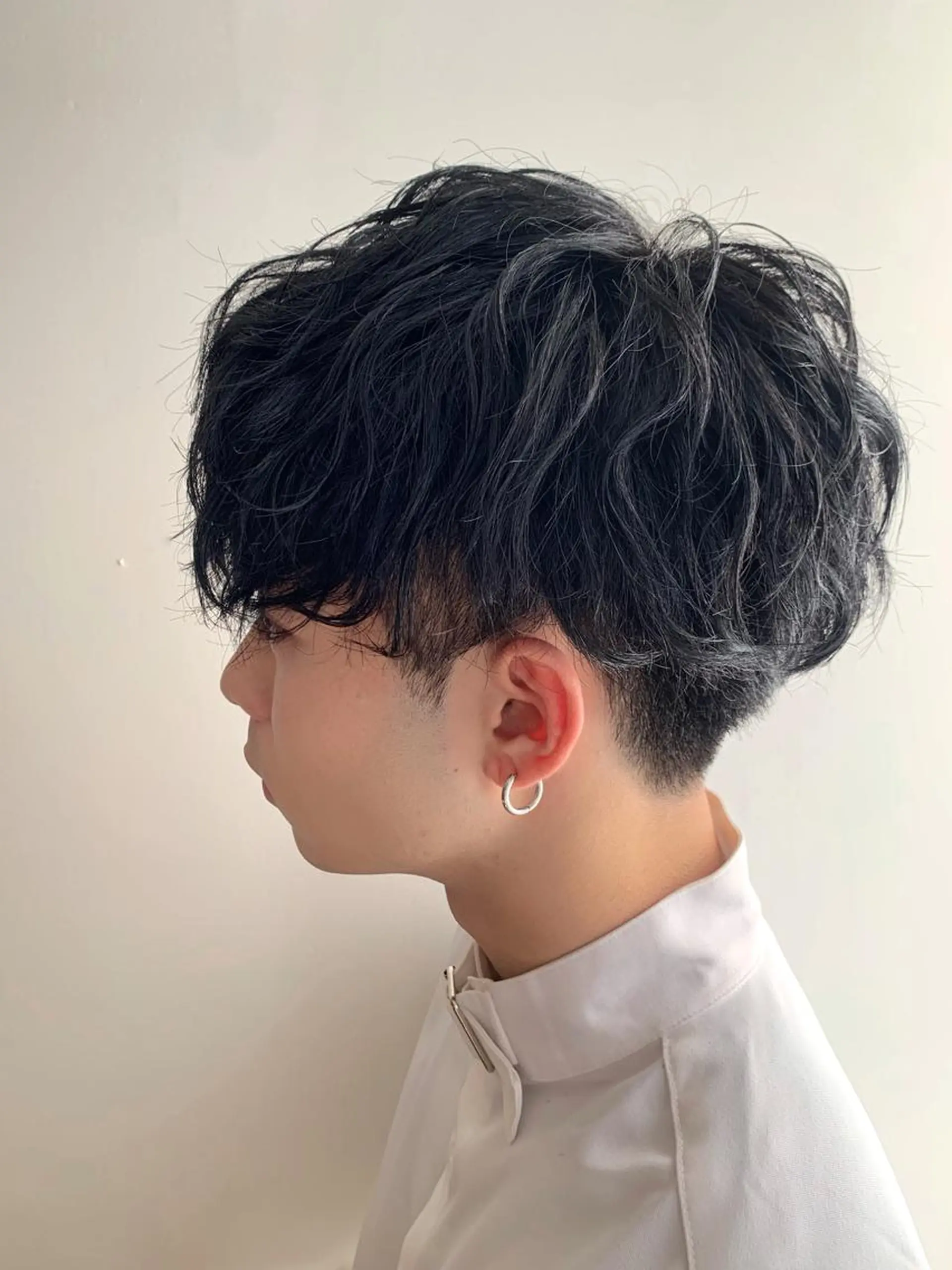 ショート パーマ メンズ メンズブリーチ センターパート フェードカット メンズハイライト メンズハイトーン メンズStylist 山根慧のヘアスタイル