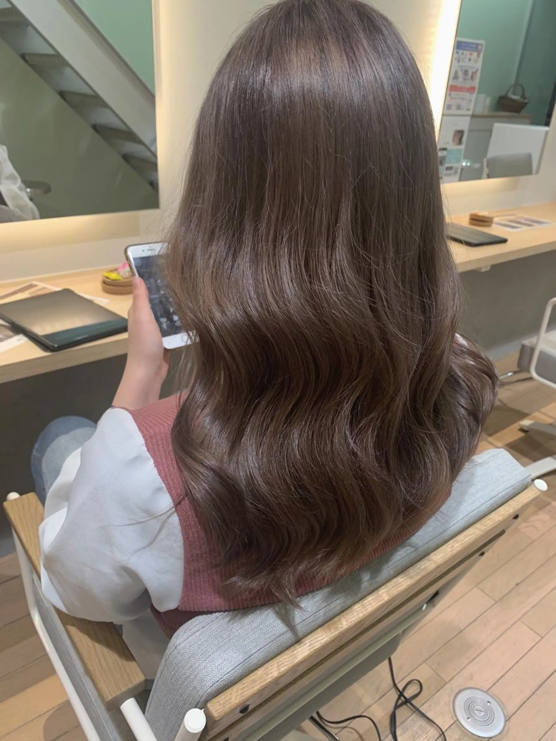 カラー ベージュカラー フォギーベージュ 村松 萌のヘアスタイル