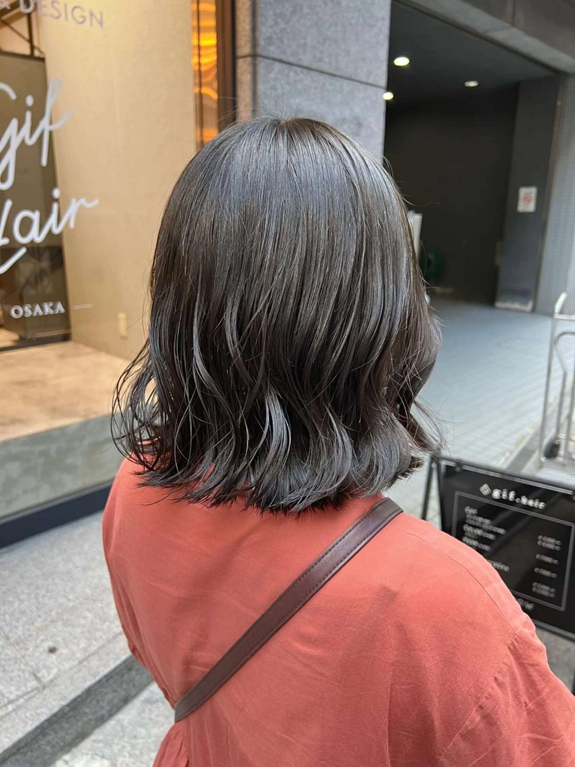ミディアム カラー ベージュカラー オリーブベージュ ノイシキ サキのヘアスタイル