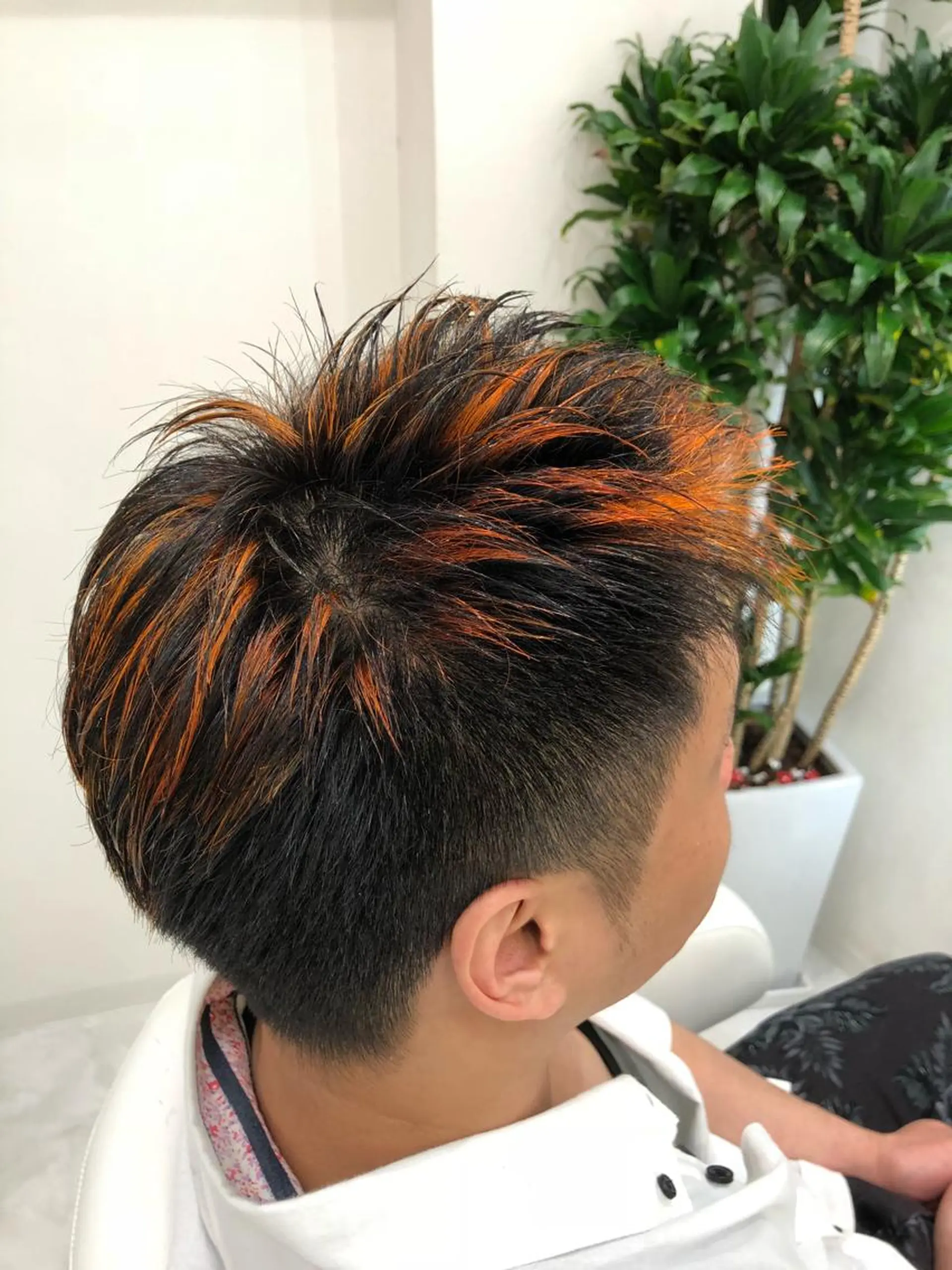 ショート カラー メンズ メンズブリーチ メンズハイライト ブリーチ ハイライトカラー オレンジ hair Freak所属・佐藤 祥太のヘアスタイル