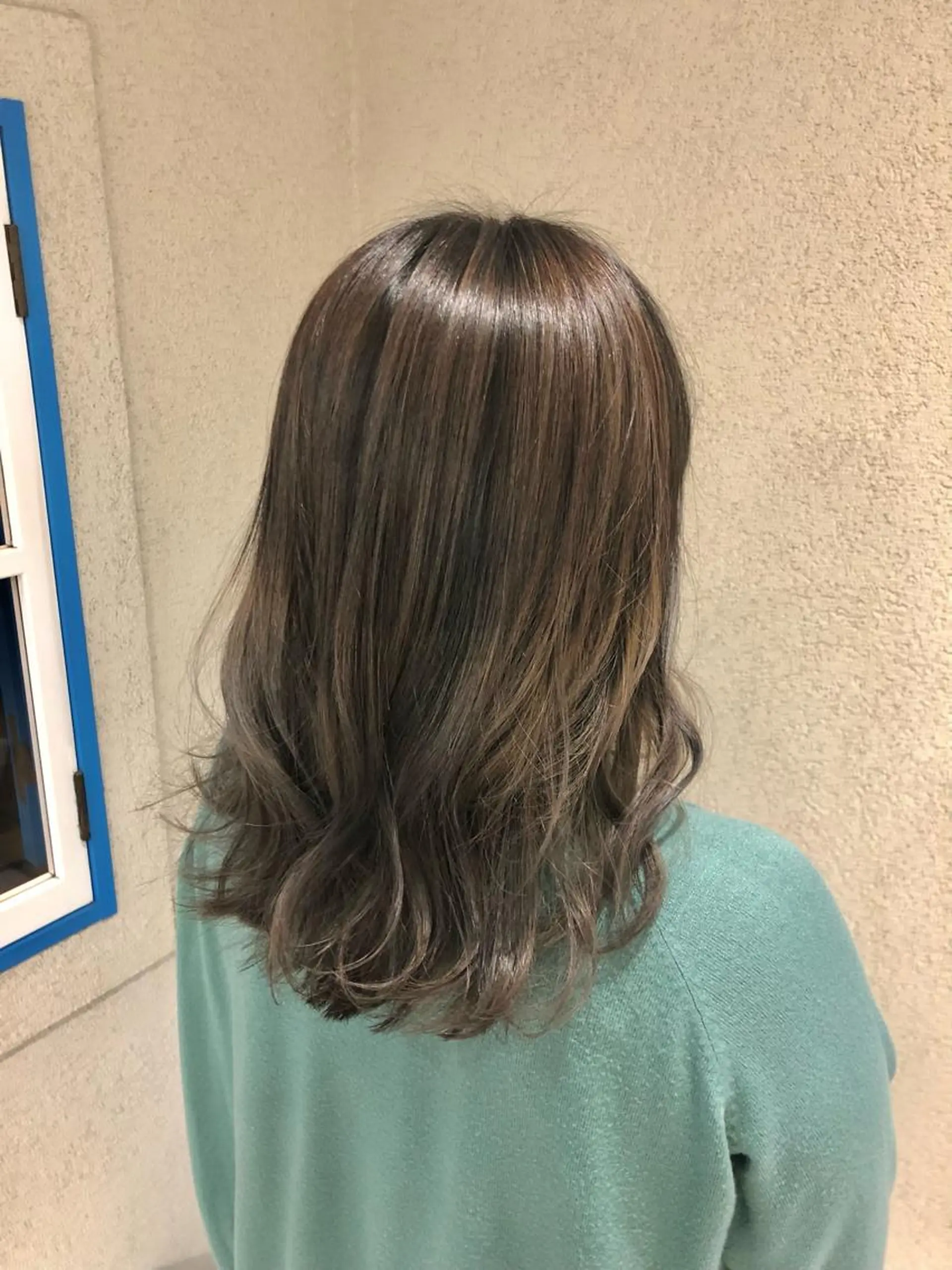 セミロング カラー バレイヤージュ ハイライトカラー ハイライト レイヤーカット ヘアカラー トリートメント 阿部 美咲のヘアスタイル