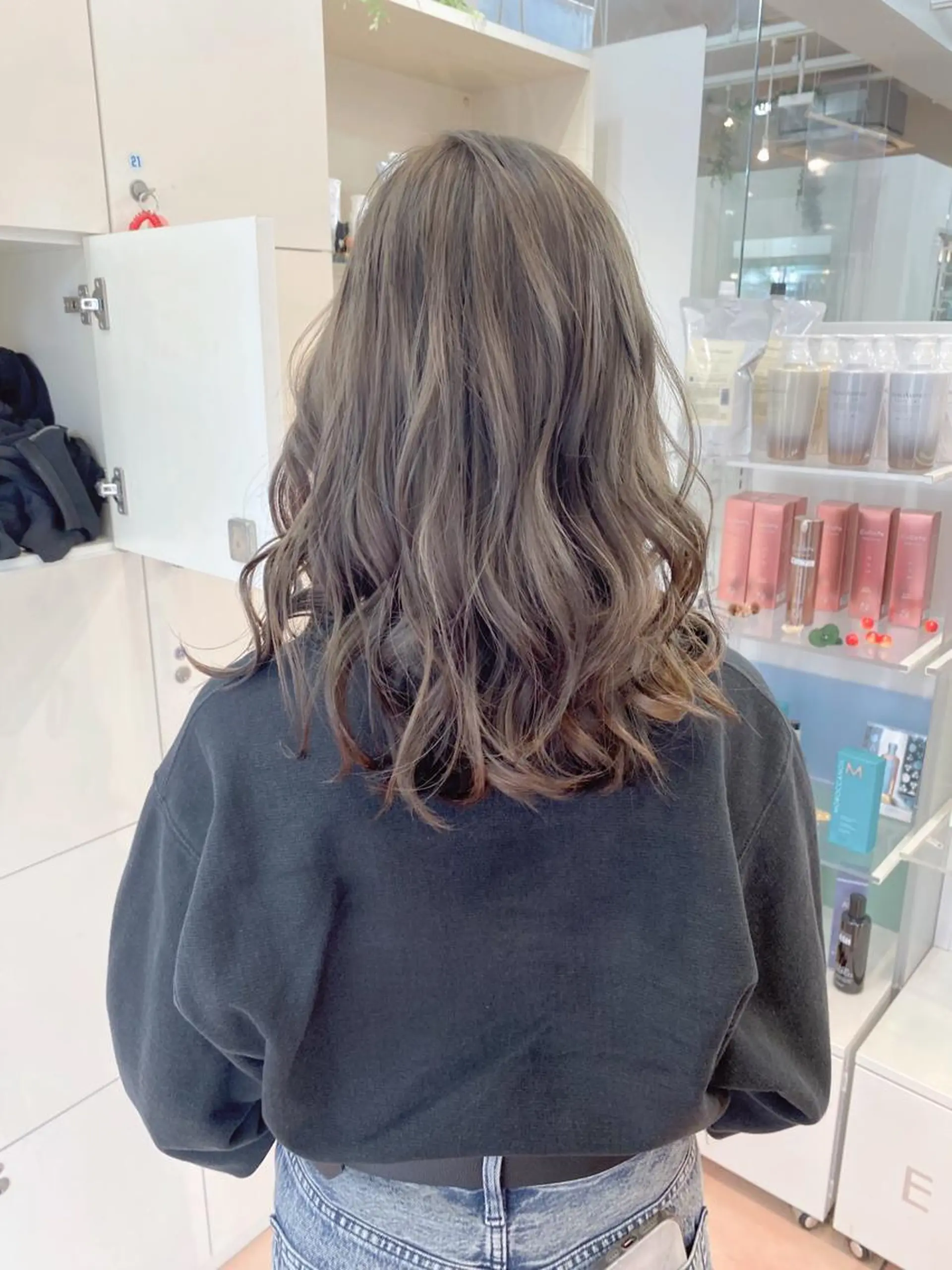 セミロング アッシュ ヘアカラー カラー特化 横川　翔希のヘアスタイル