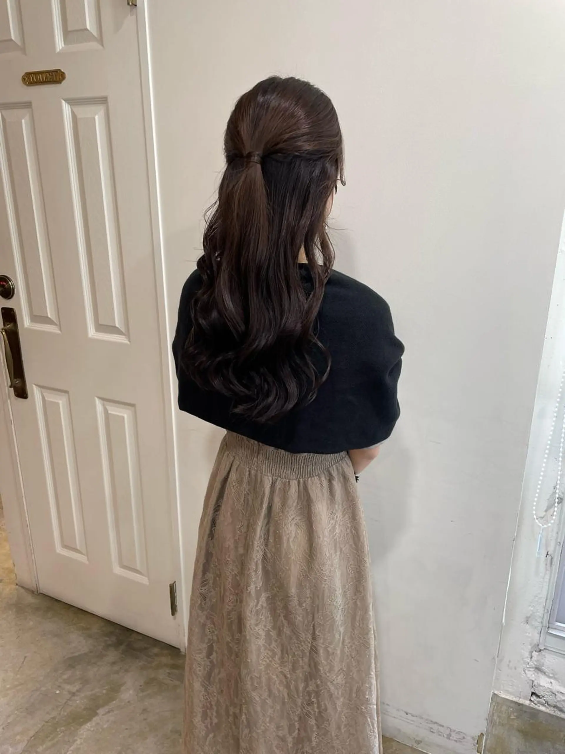 ロング ヘアアレンジ ハーフアップ MIOベージュカラー 柔らかいカラーのヘアスタイル