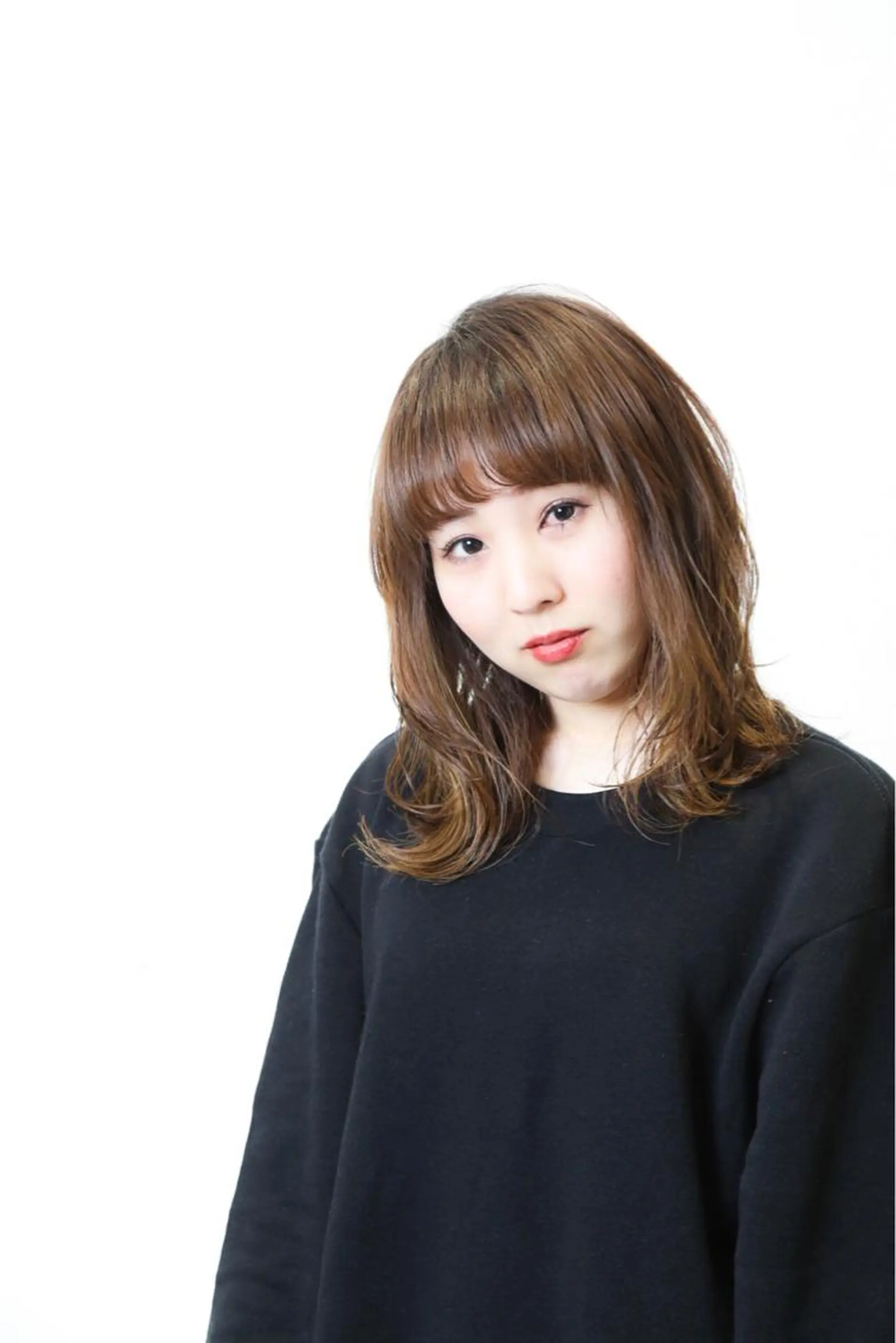 セミロング 外ハネヘア オーストヘアージジ所属・TAI透明カラー 柔らかい縮毛矯正のヘアスタイル