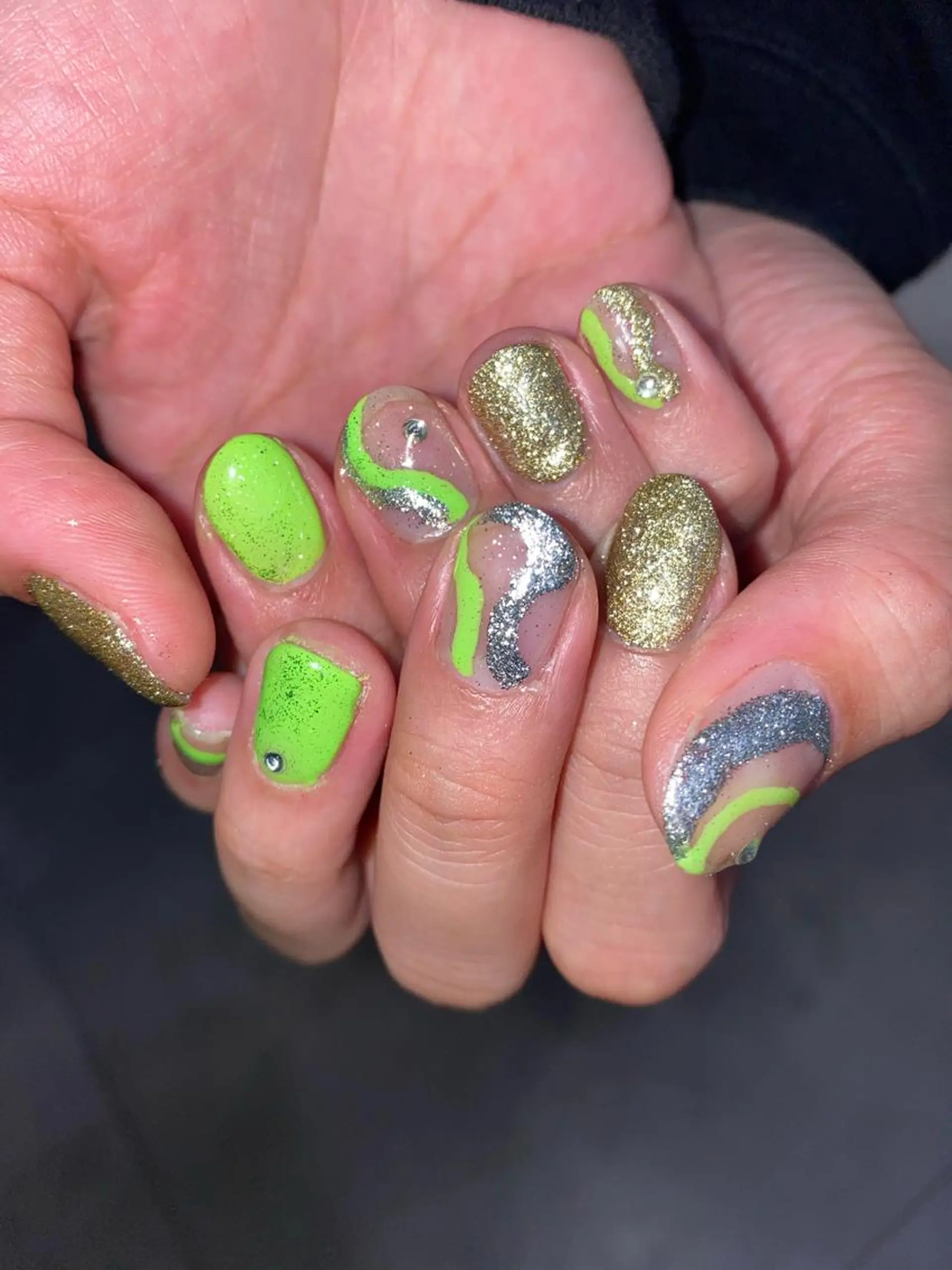 ネイル ゴールド ゴージャス グリーン シルバー 顔周りカット/透明感 カラー✂️MEIのヘアスタイル