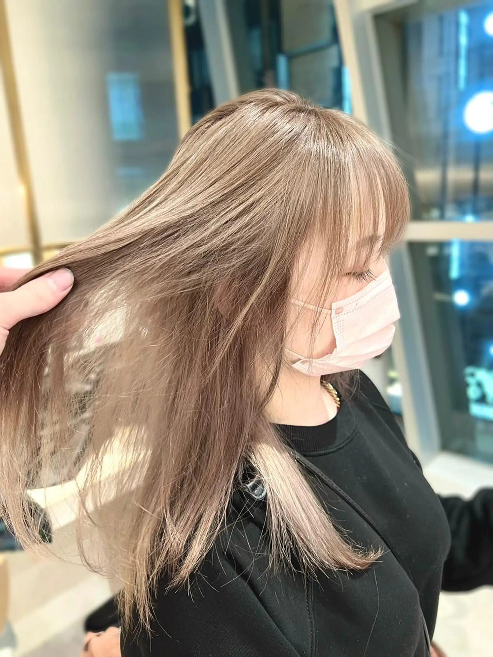 ミディアム カラー ベージュカラー ブリーチ ケアブリーチ グレージュ ホワイトベージュ ヘアカラー トリートメント ヘアセット ニュアンスレイヤー ハイトーンカラーのヘアスタイル