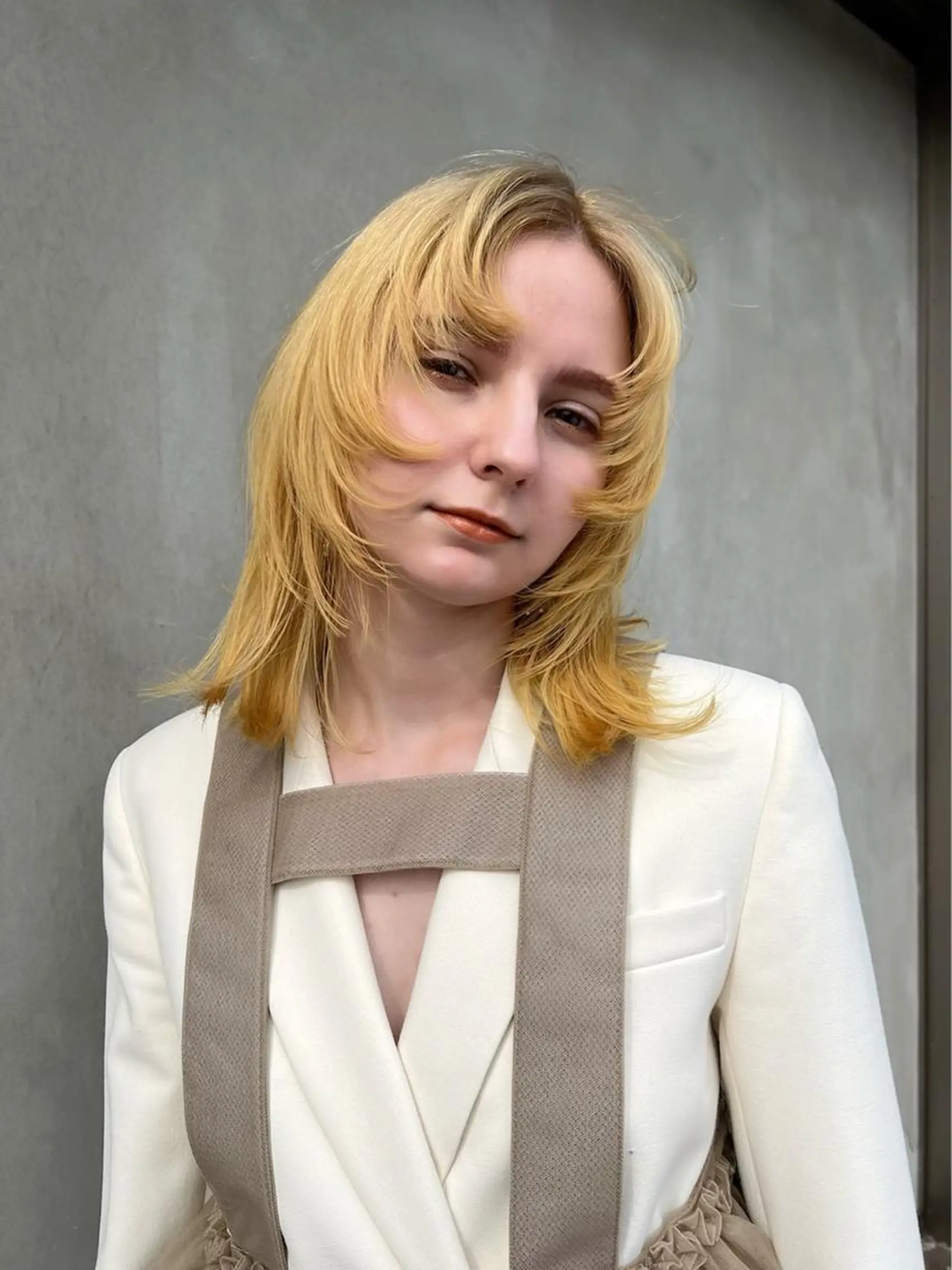 セミロング カラー アカリ /ショートカットのヘアスタイル