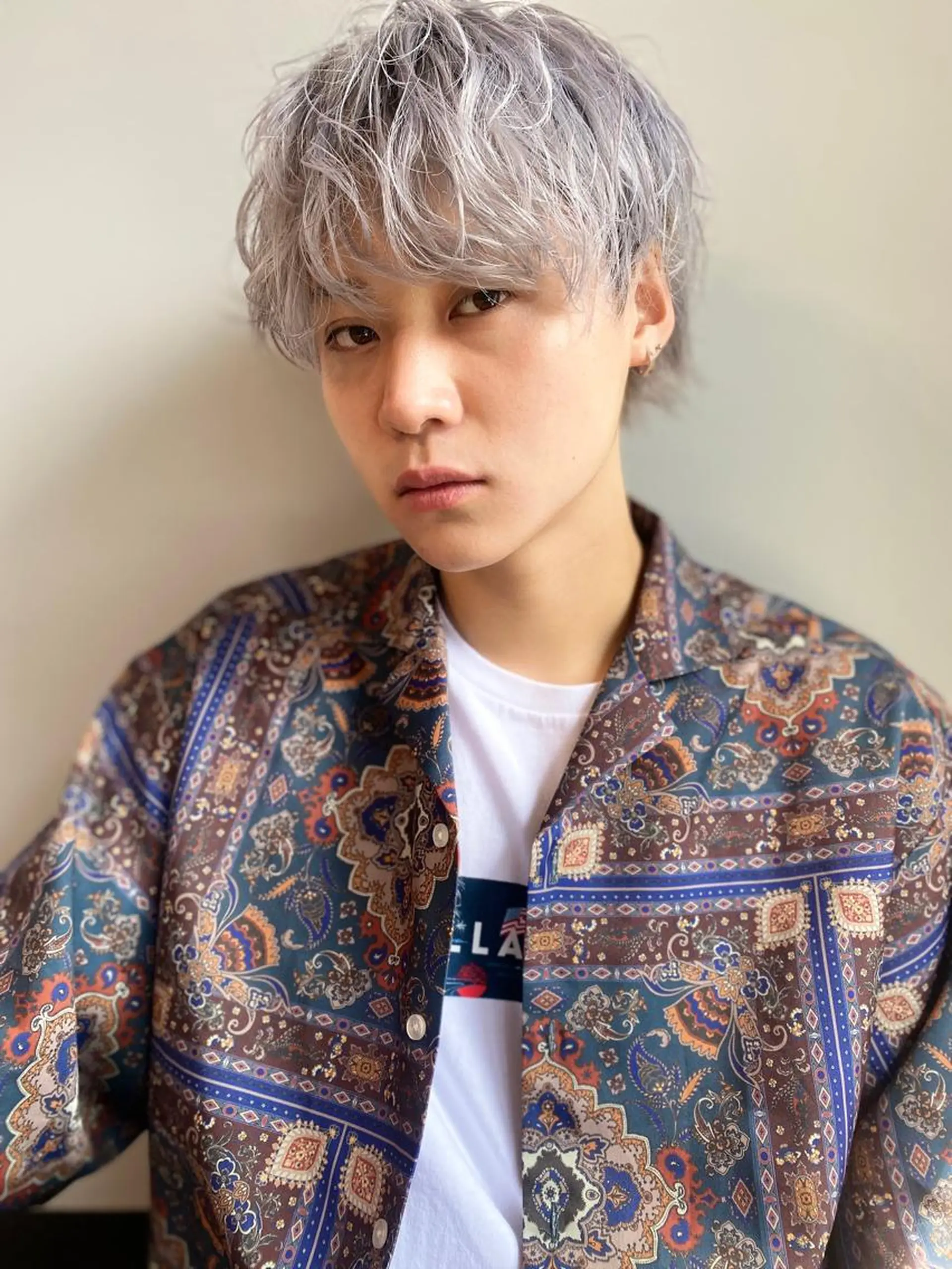 ミディアム カラー メンズ ミディアムパーマ メンズブリーチ コンマヘア フェードカット メンズハイライト カット ヘアカラー 🔹YUTA🔹 メンズパーマのヘアスタイル