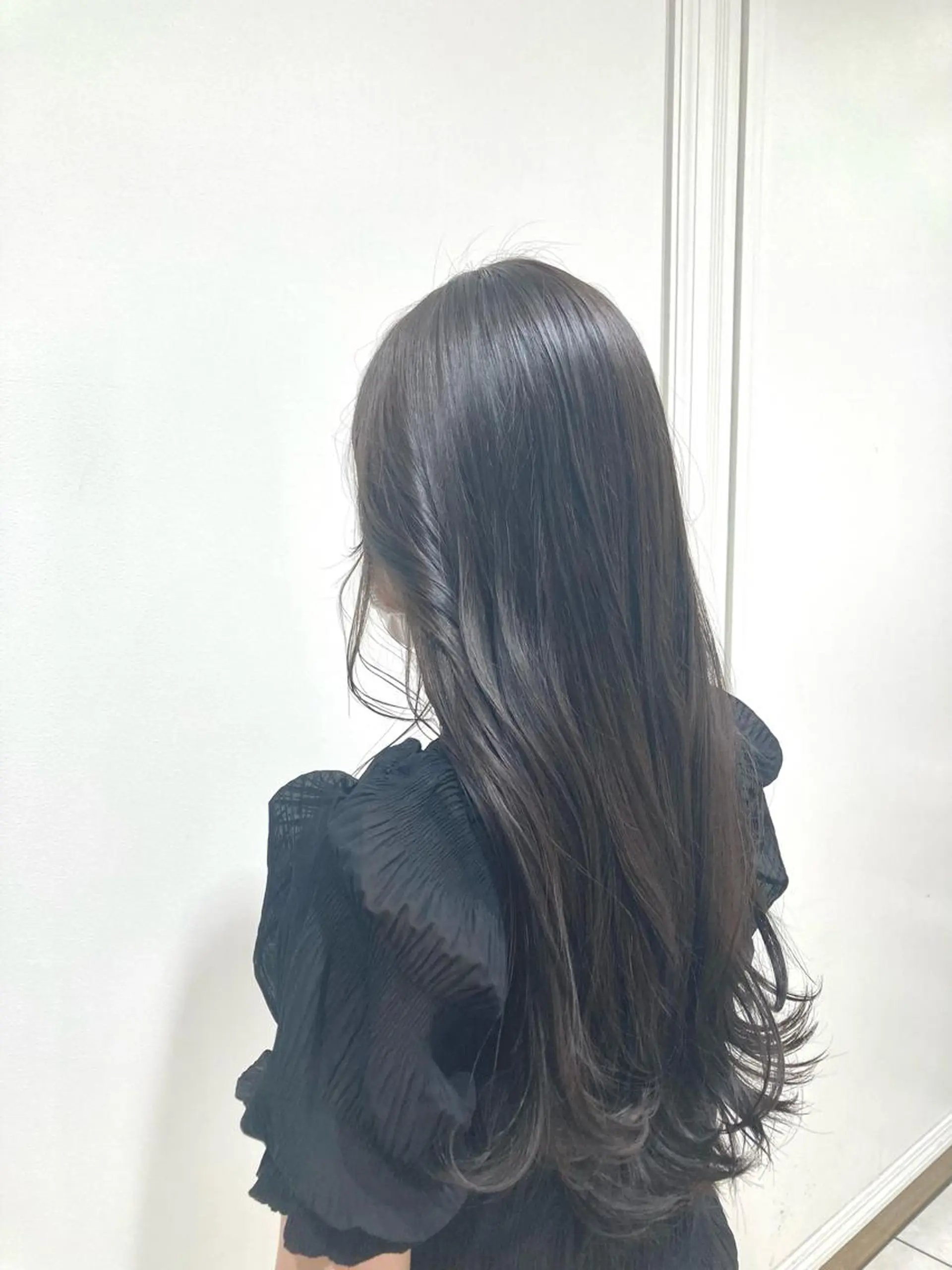 ロング カラー グレージュ イルミナカラー カーキグレージュ ロング トリートメント アフェクション大曽根所属・横田 冴のヘアスタイル