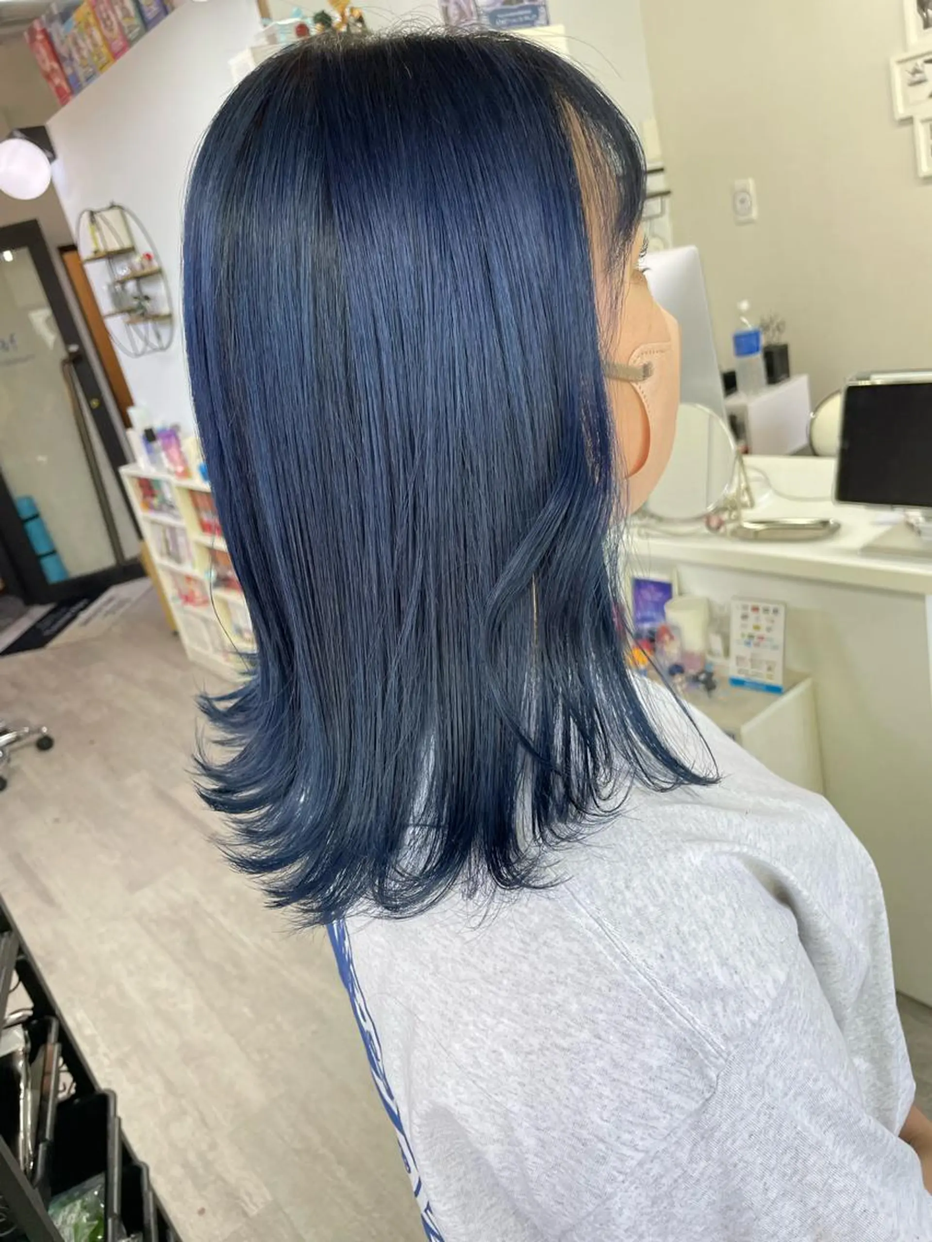 ミディアム カラー ブリーチ ブルーカラー ネイビーカラー オノ アカネのヘアスタイル