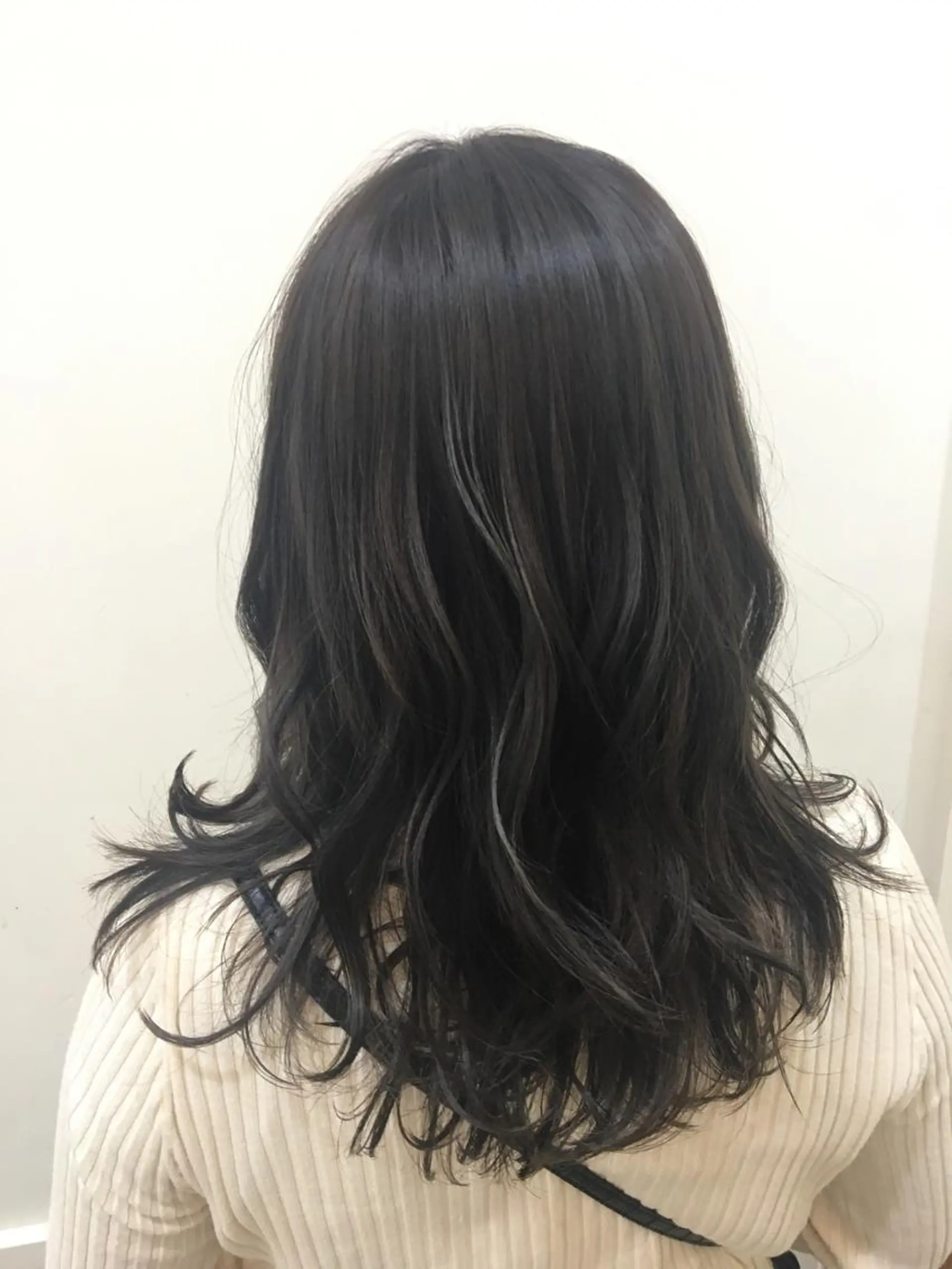 セミロング カラー アッシュ ブリーチ ダークグレー ハイライトカラー インナーカラー ぱつっとボブ/ 小野あかねのヘアスタイル