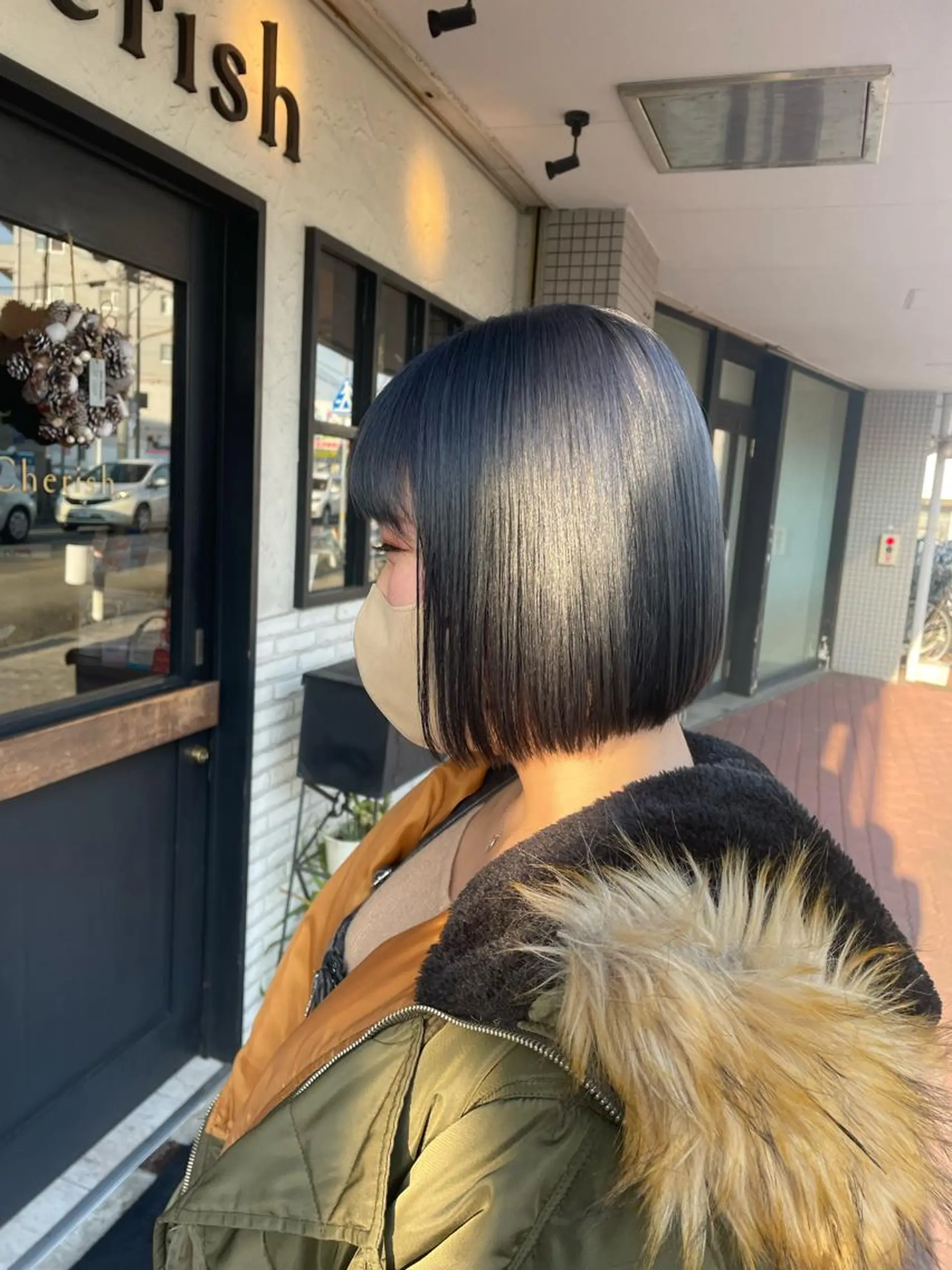 ショート カラー 黒髪 ブリーチ ブルーカラー ブルーブラック カット ヘアカラー 小坂 真子のヘアスタイル