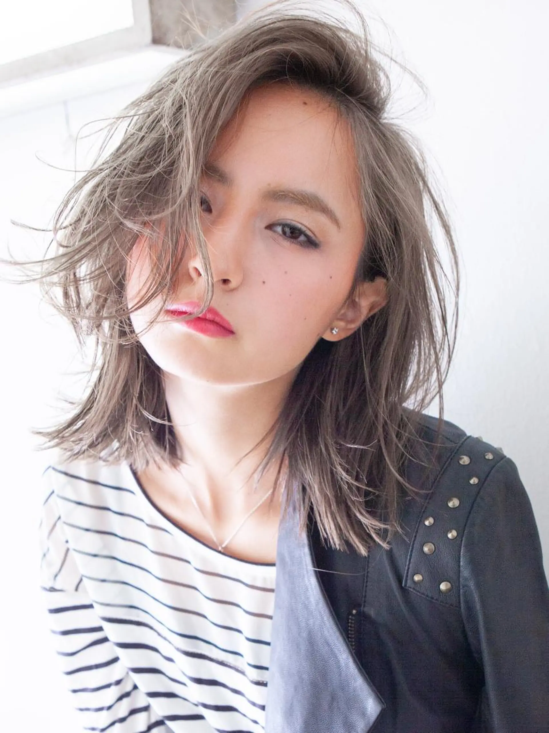 ミディアム カラー アッシュ ブリーチ グレージュ 外ハネヘア カット ヘアカラー トリートメント ✨Livingu you✨所属・Livingu youのヘアスタイル