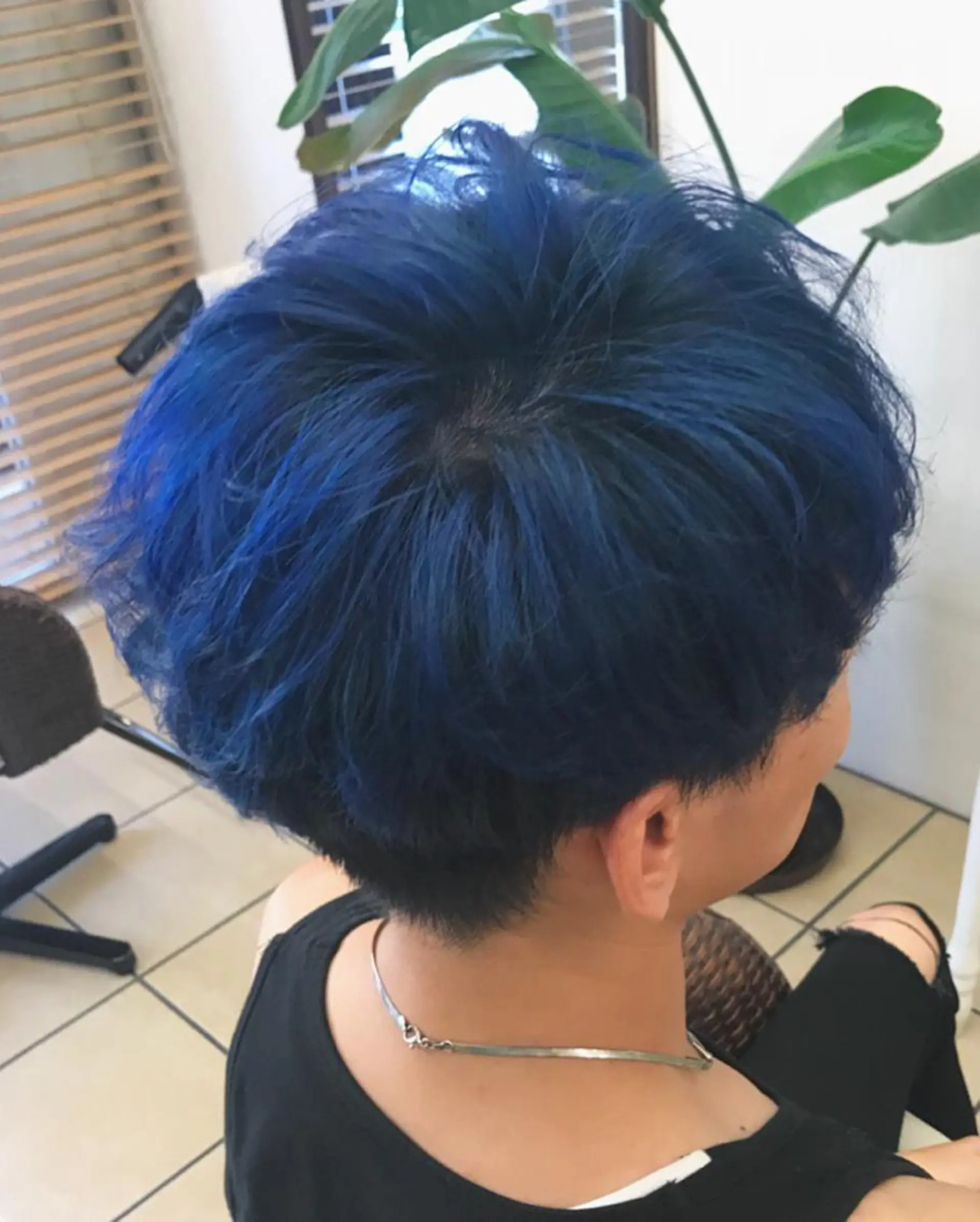 ショート カラー メンズ メンズブリーチ ブリーチ ブルーカラー バイオレットカラー 森安 華楠のヘアスタイル