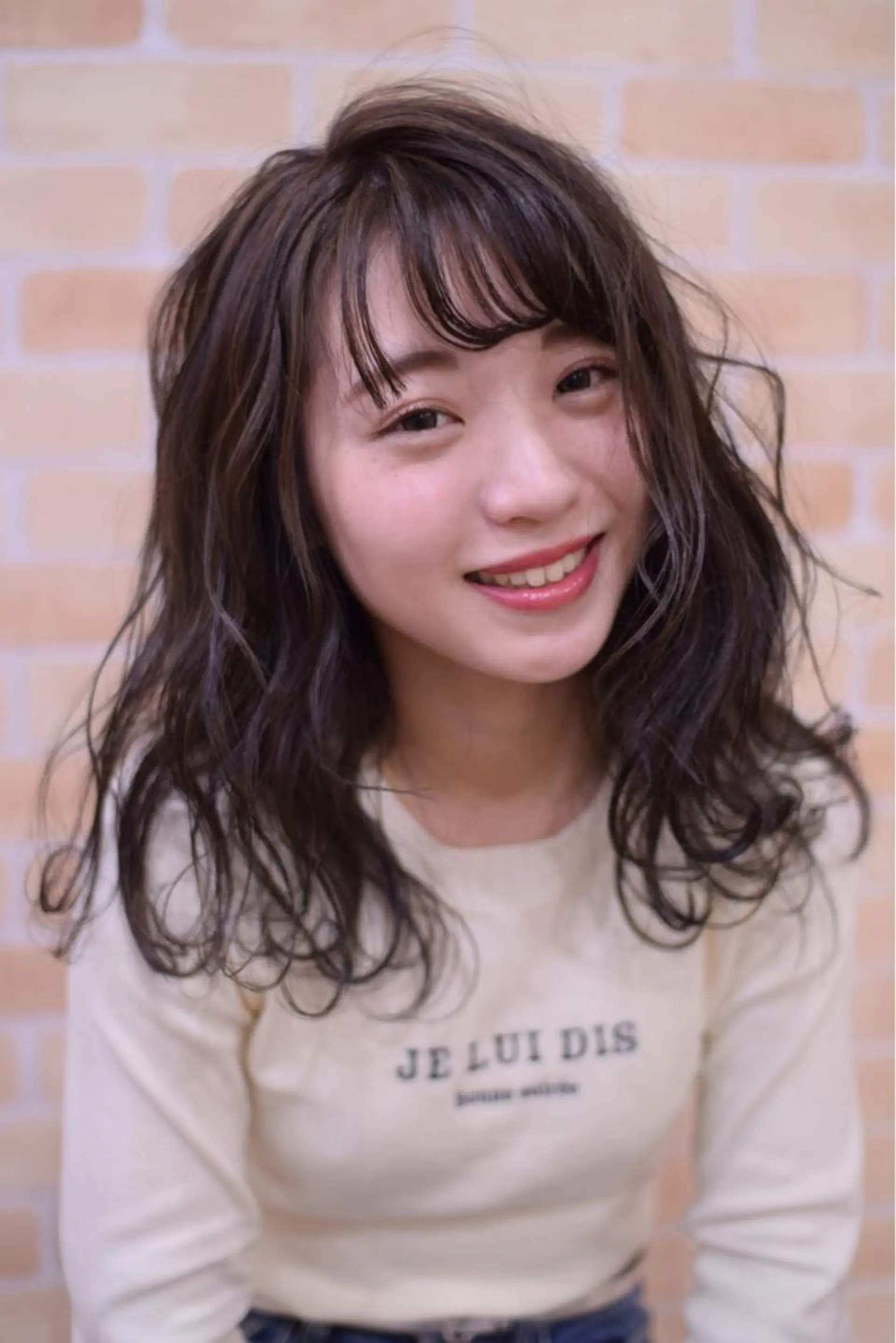 ミディアム カラー アッシュ ハイライトカラー ミルクティーアッシュ ハイライト ハイトーンカラー RYUのヘアスタイル