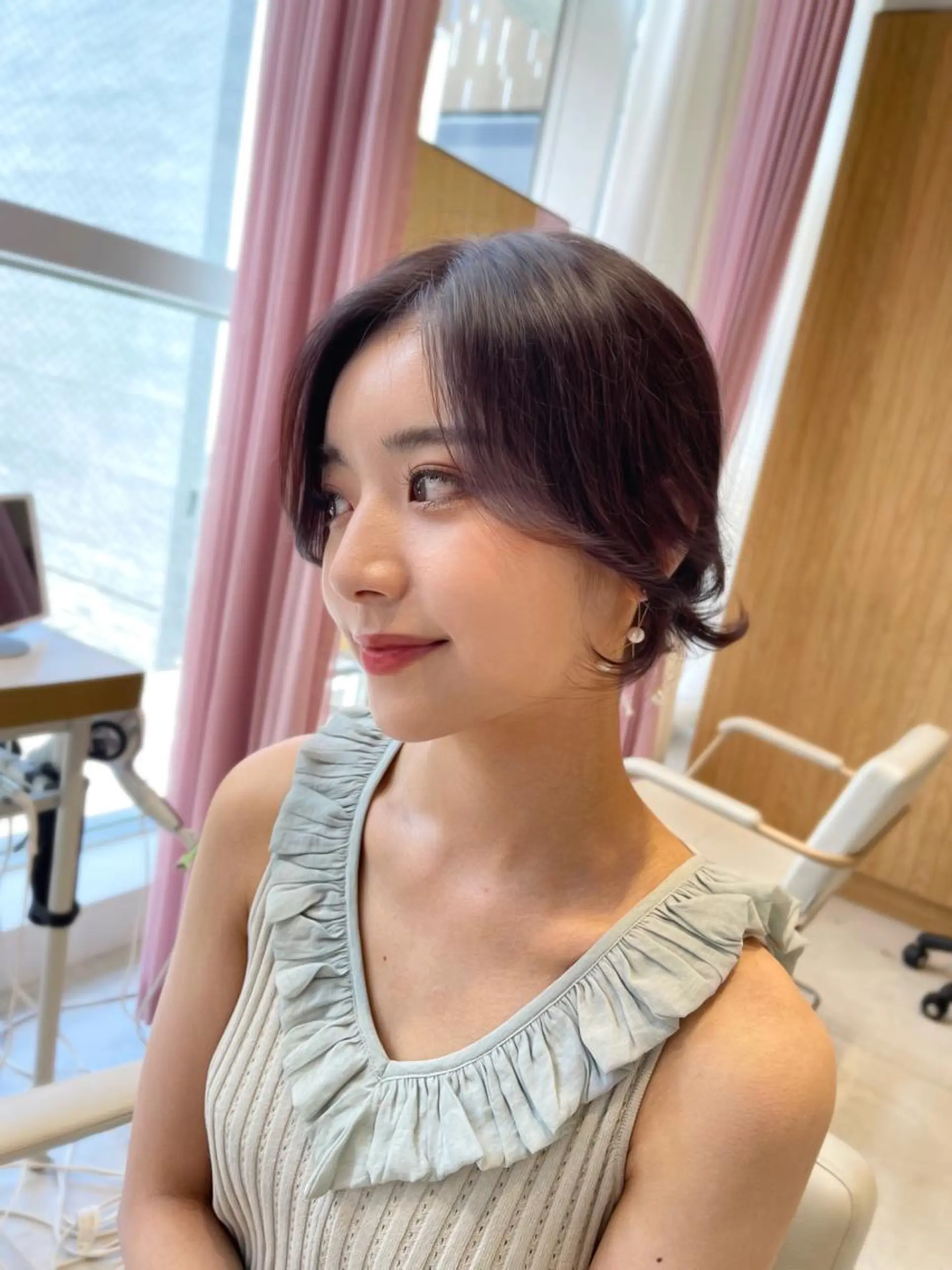 ミディアム レイヤーカット カット ヘアカラー トリートメント ボブパーマ ウルフパーマのヘアスタイル