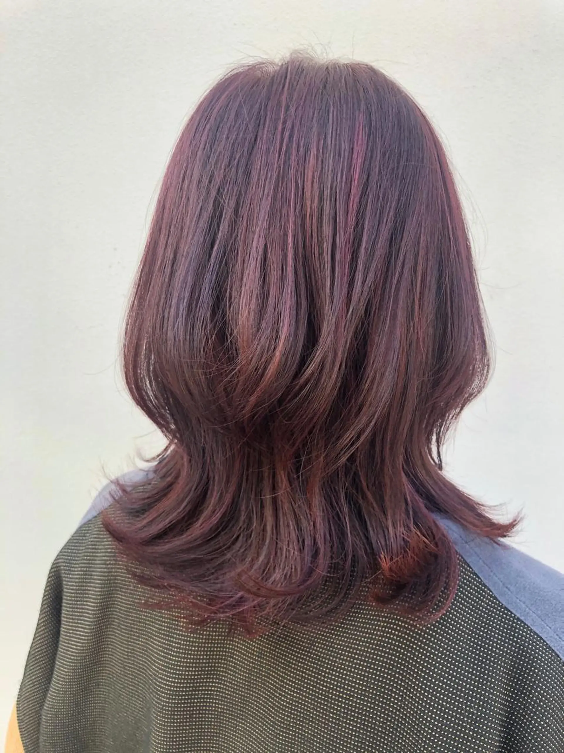 ミディアム カラー ハイライトカラー ハイライト ウルフカット ヘアカラー トリートメント 坂田 友梨奈のヘアスタイル