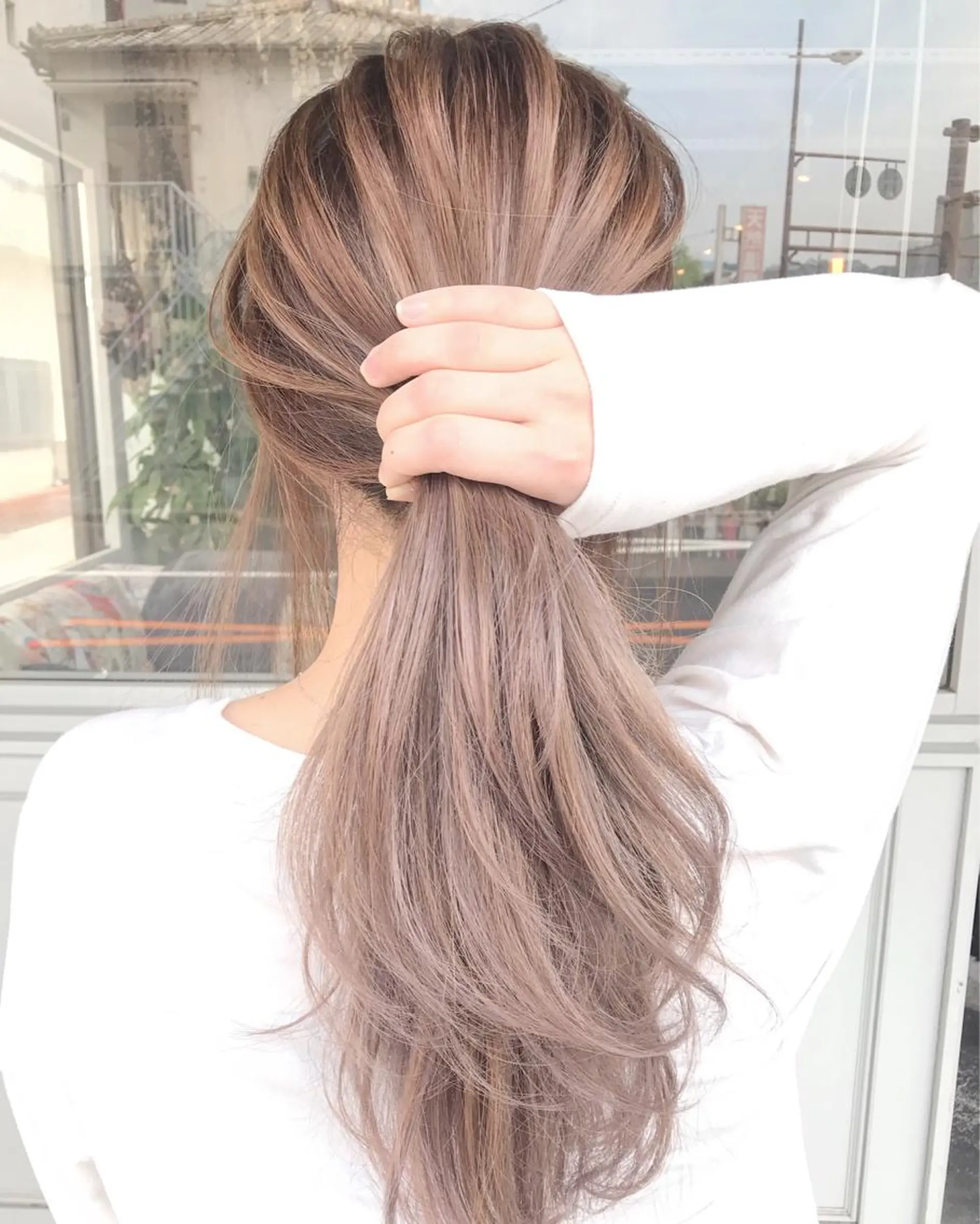 セミロング カラー ヘアアレンジ お団子ヘア 切りっぱなしボブ バレイヤージュ ブリーチ デザインカラー Mariana/ 鶴原-ハイライトのヘアスタイル
