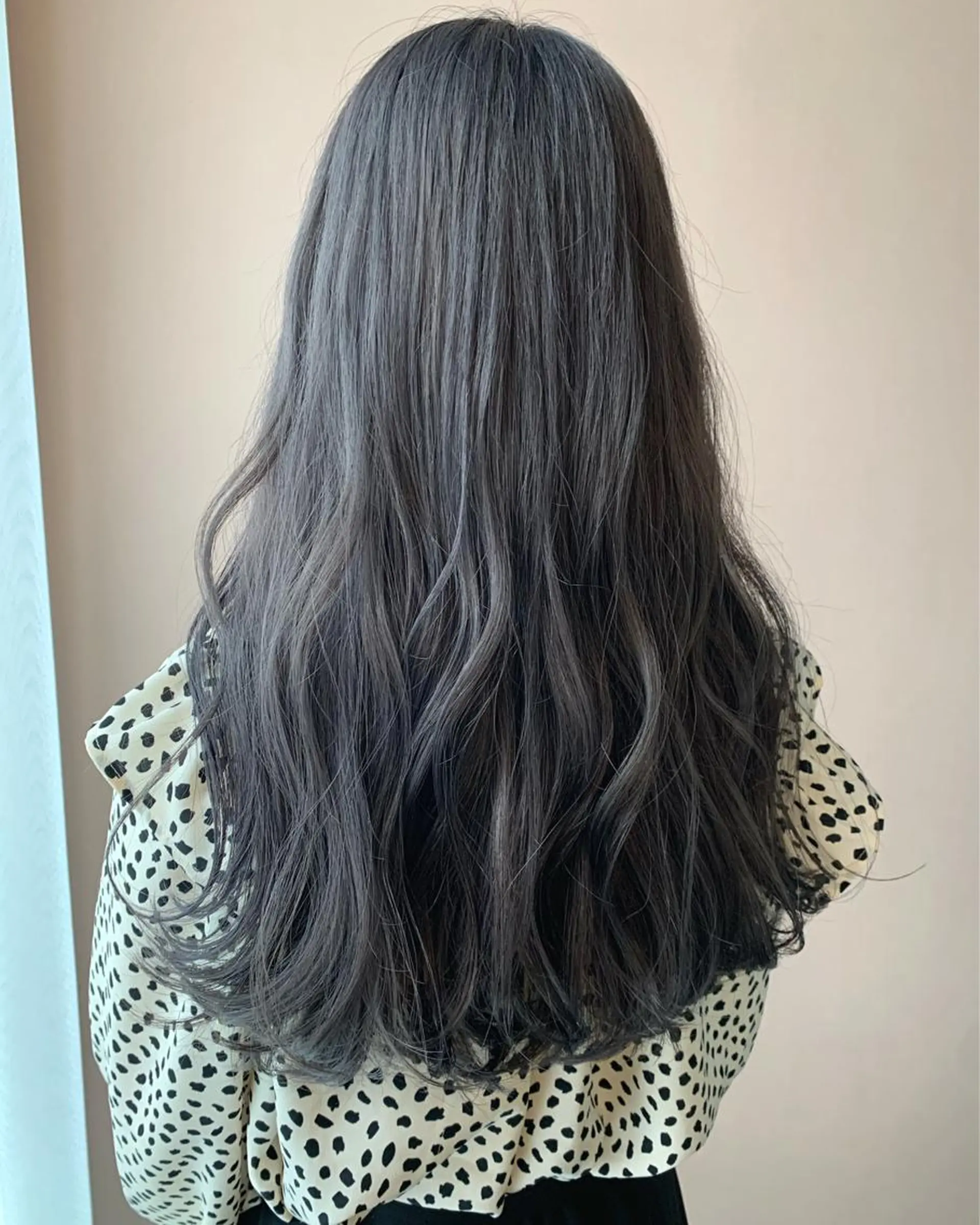 ロング カラー ブリーチ ダークグレー カット ヘアカラー トリートメント hub hair レイヤー/透明感のヘアスタイル