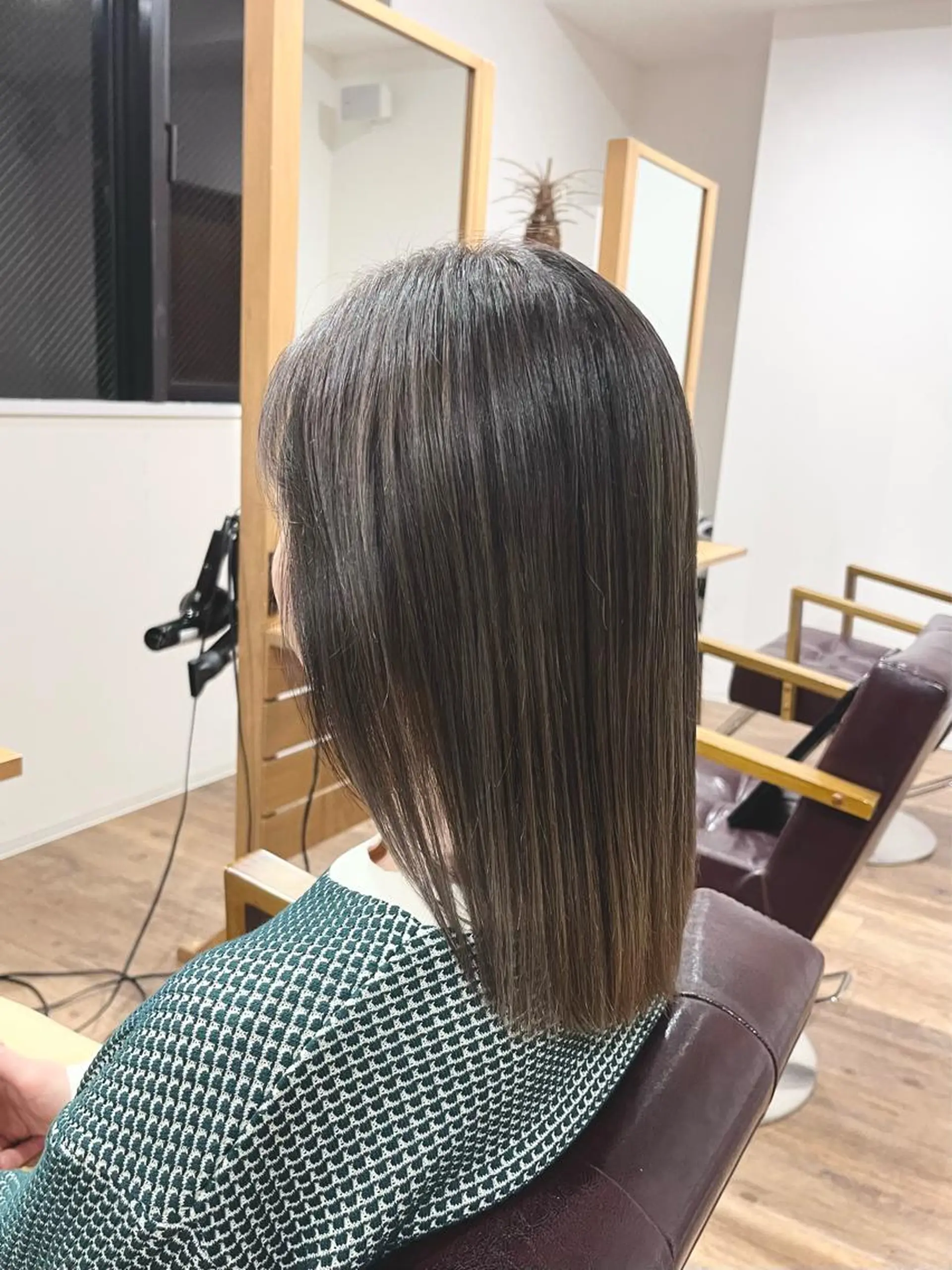 ミディアム カラー バレイヤージュ ブリーチ グレージュ レイヤーカット 縮毛矯正 ヘアカラー KIZU 髪質改善 オカルト怪談のヘアスタイル