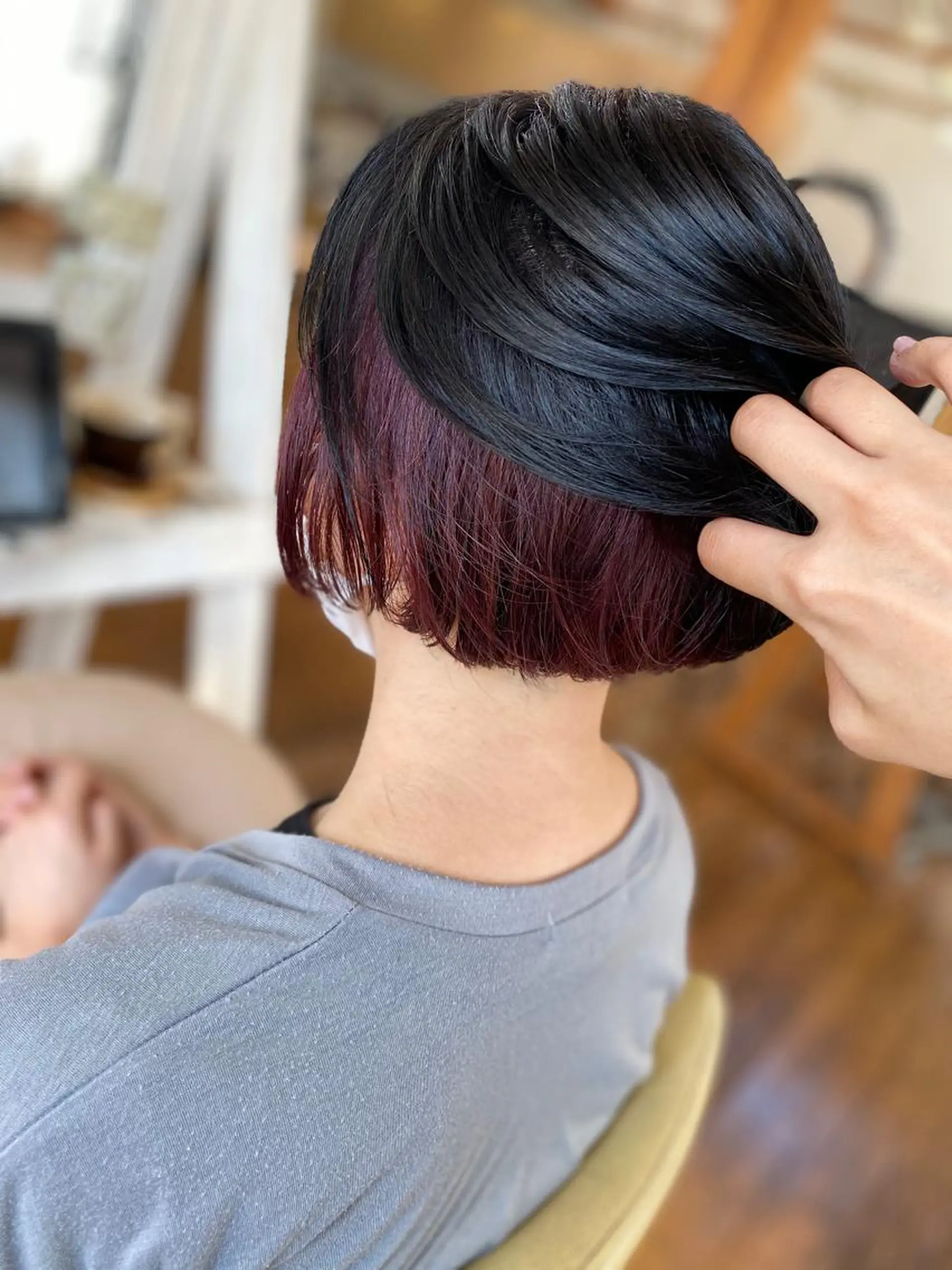 ショート カラー ブリーチ ボルドーカラー ケアブリーチ インナーカラー ボブ 荒木 ひろかのヘアスタイル