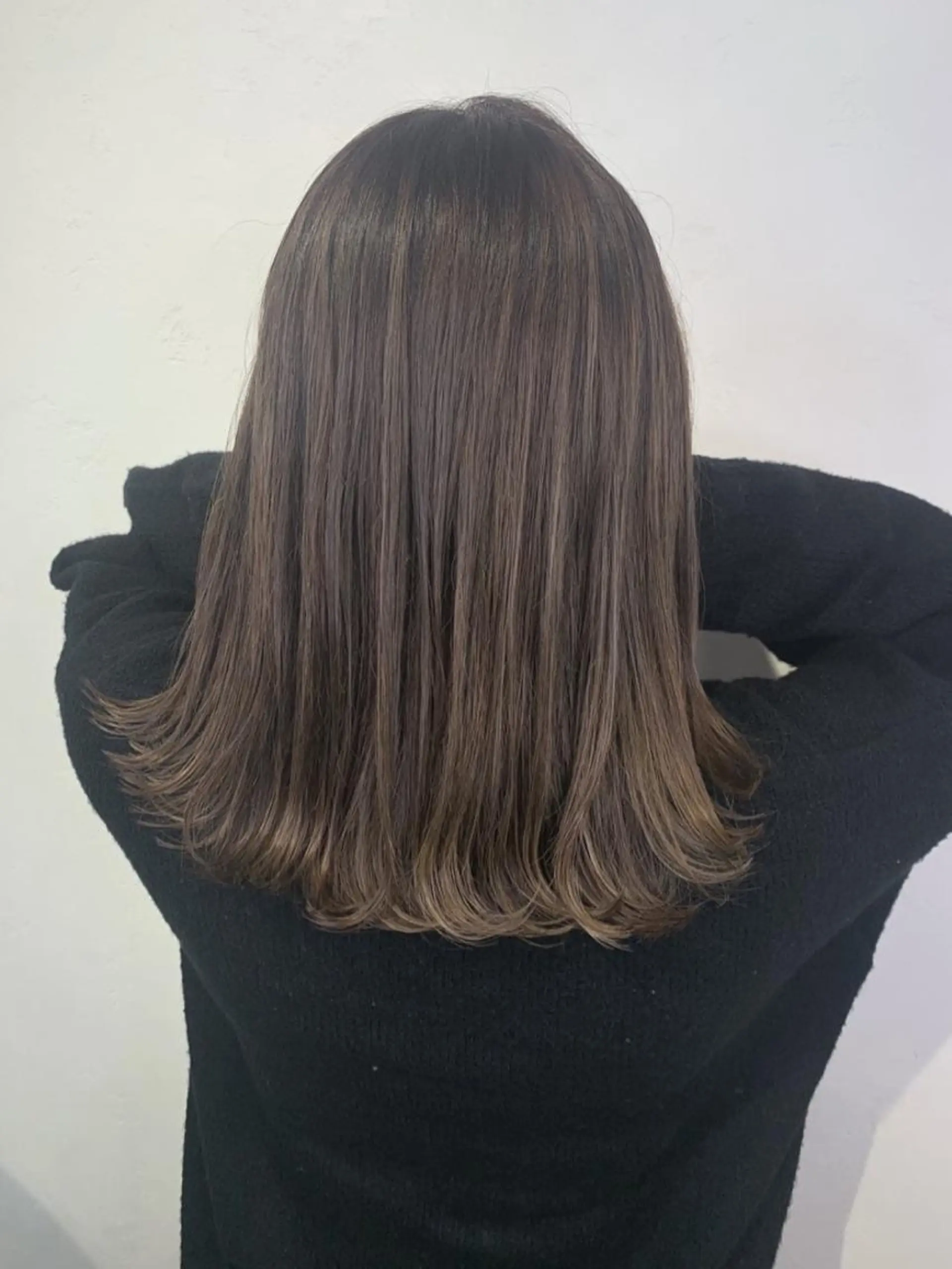 ミディアム ボブ 斜めバング 外国人風カラー 伸ばしかけ レイヤーカット ＿WHITE鳳店 アンダーバーホワイトのヘアスタイル