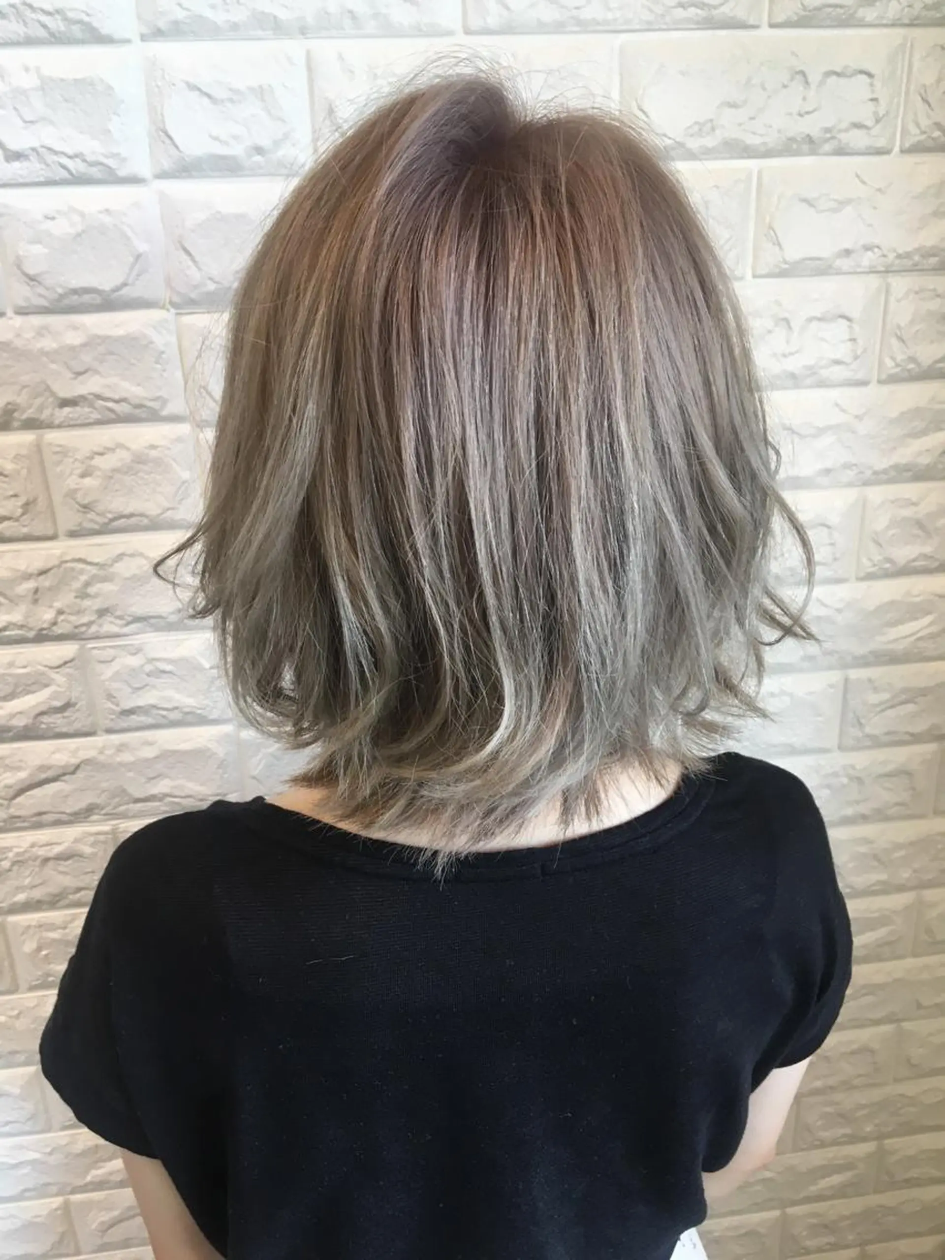 ミディアム カラー グレージュ シルバー シルバーグレージュ 西本 夏美のヘアスタイル