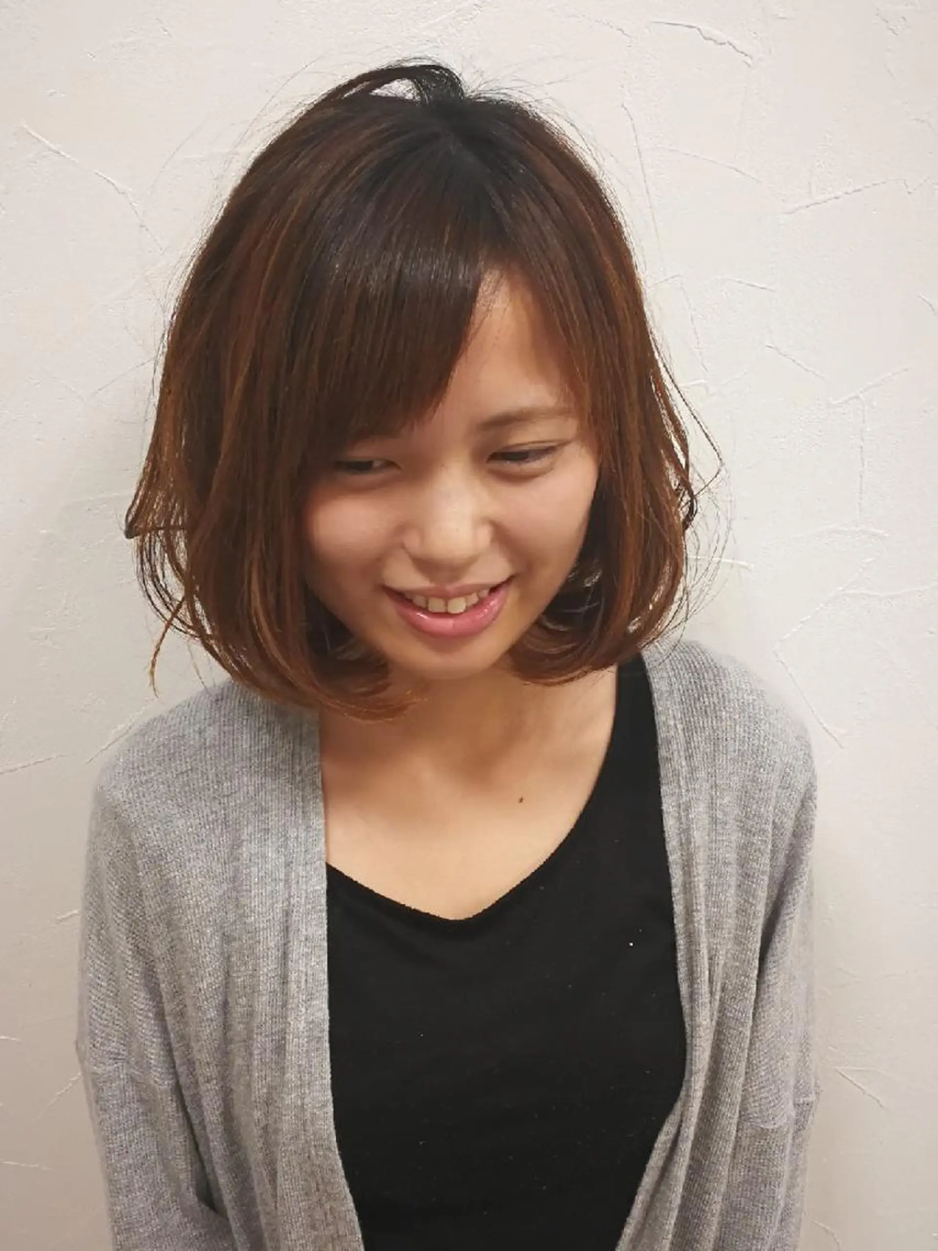 ミディアム Aile所属・酸性ストレート／カラ ー/山下高明のヘアスタイル