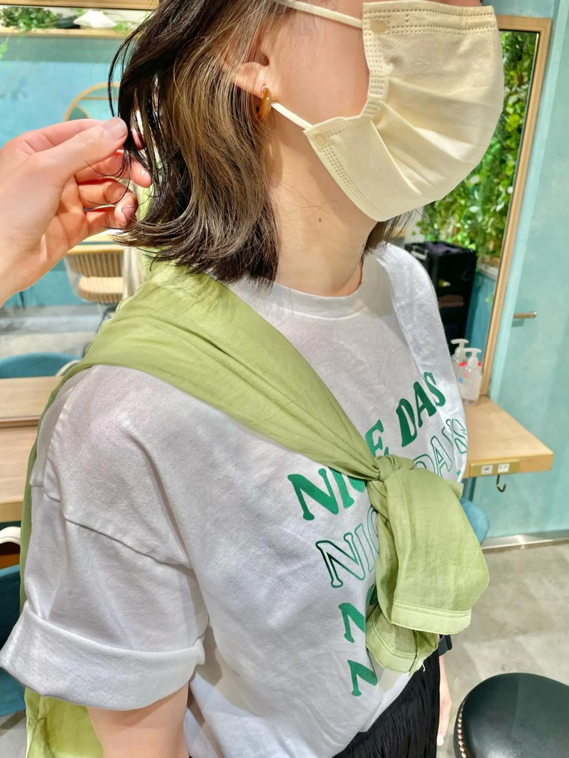 ミディアム カラー ベージュカラー イヤリングカラー インナーカラー シルバー シルバーベージュ 小泉 葵のヘアスタイル