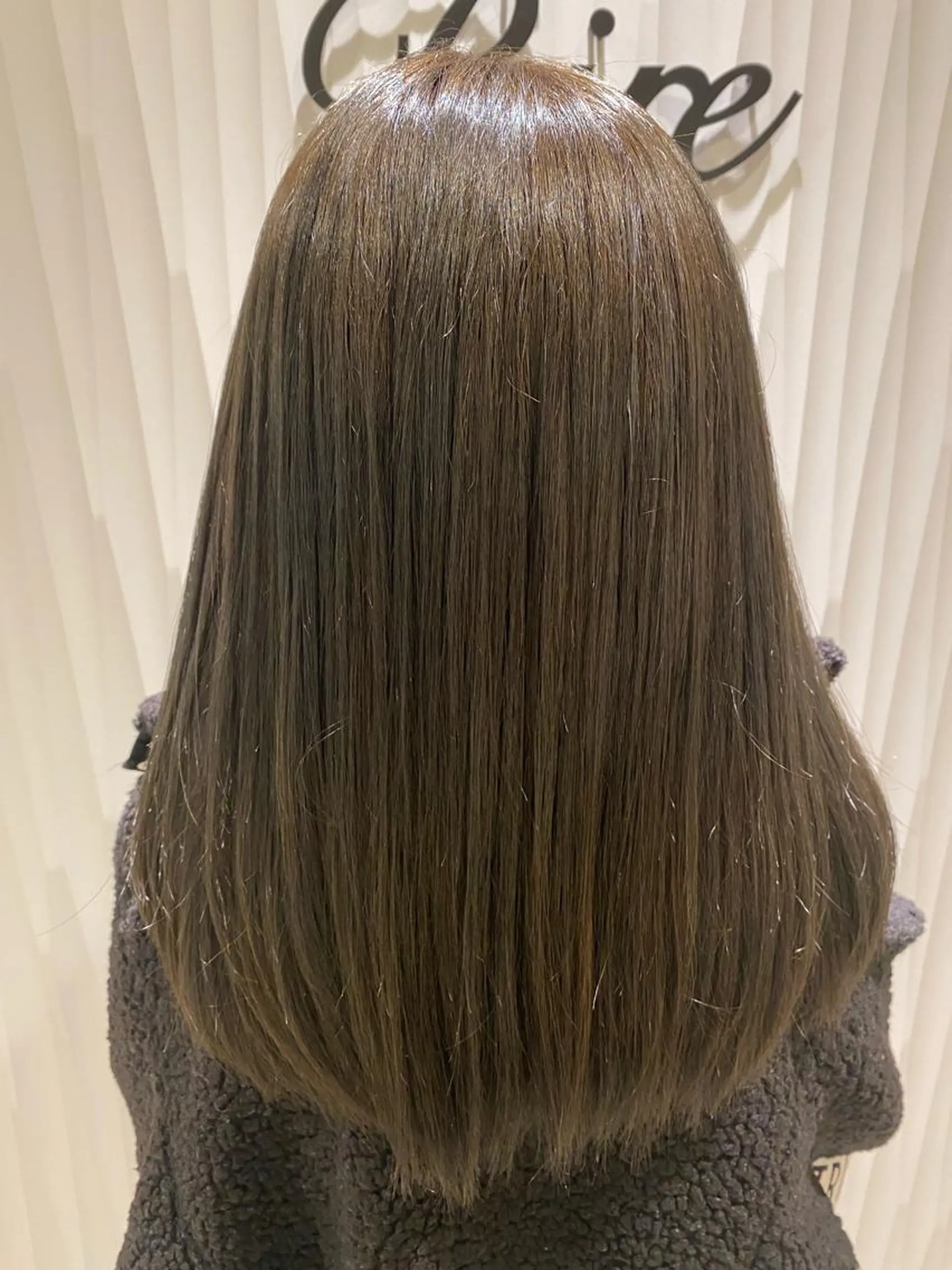 セミロング アッシュ 大倉 未波のヘアスタイル