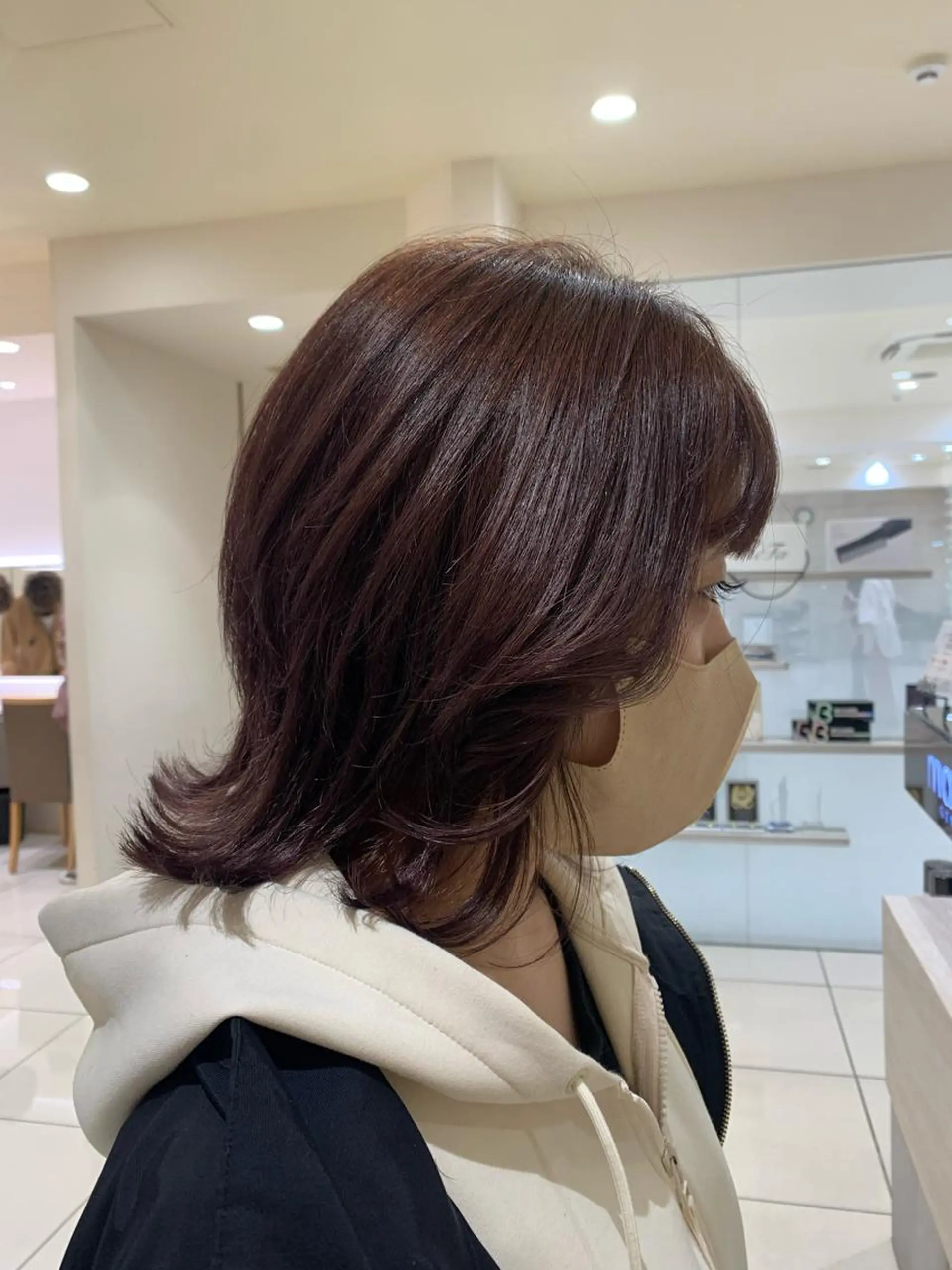 ミディアム カット ヘアカラー 韓国レイヤー🪽 耳ツボジュエリーのヘアスタイル