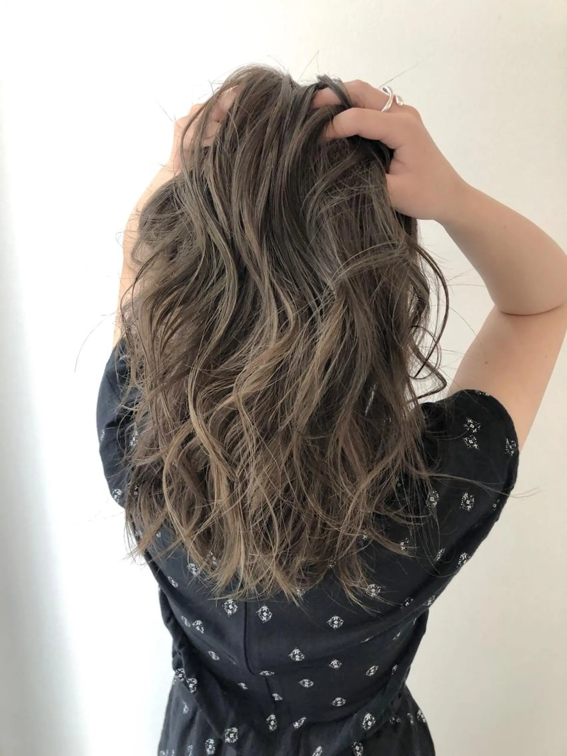 ロング ハイライト ヘアカラー トリートメント a .のヘアスタイル