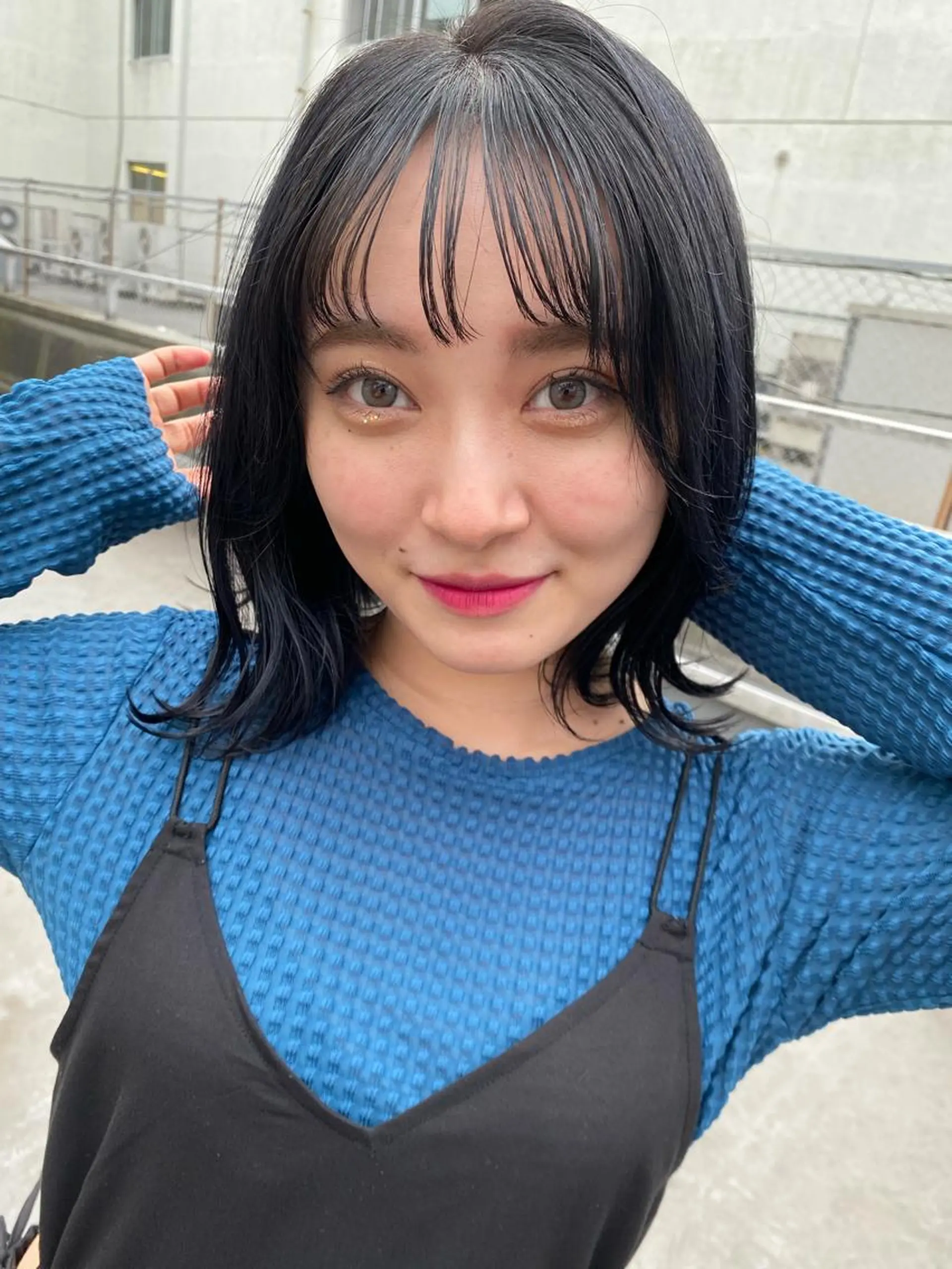 カラー 黒髪 ブリーチ ブルーカラー ブルーブラック 志賀 あずみのヘアスタイル